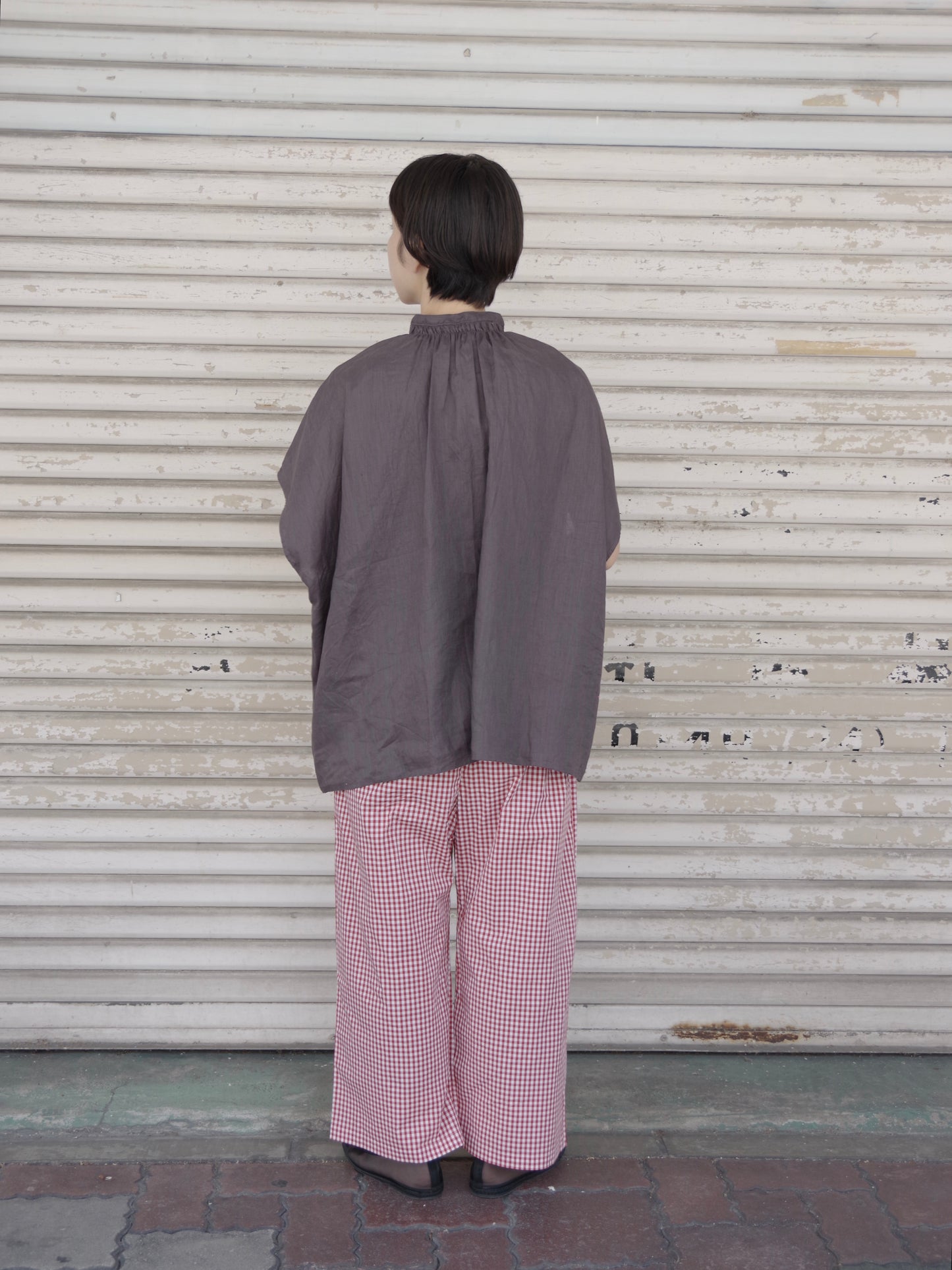 フレンチリネン比翼あきシャーリングワイドブラウス (2 color) | UNIVERSAL TISSU