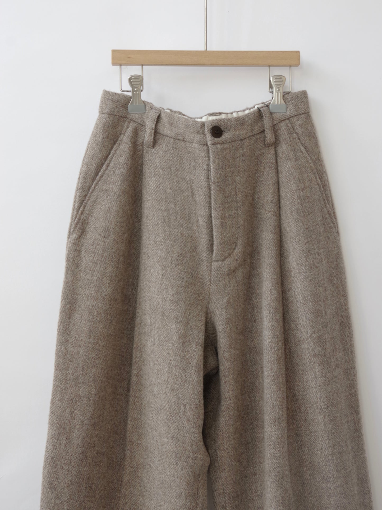 オリジナルウールへリンボンタックストレートパンツ |  TISSU