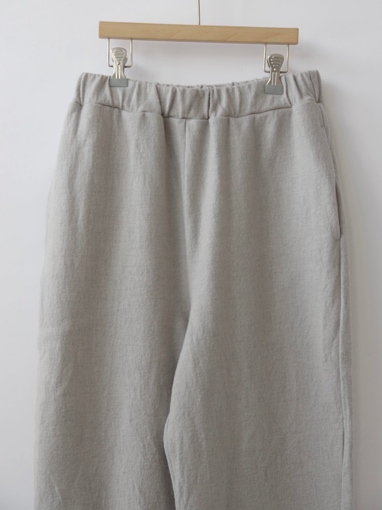 ウール圧縮 イージーテーパードパンツ | UNIVERSAL TISSU