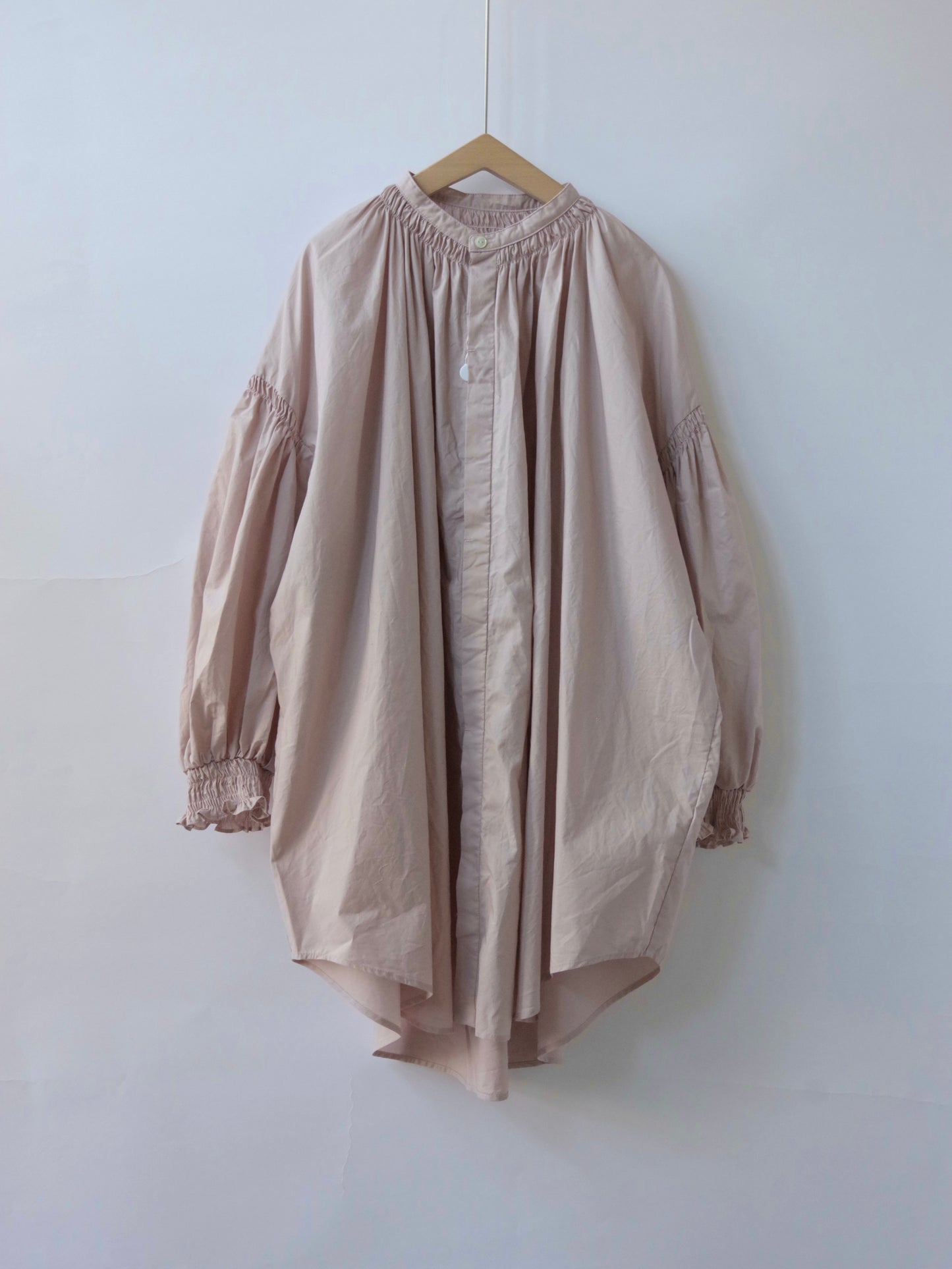 ナチュラルタイプライターロングスリーブトリプルシャーリングブラウス | UNIVERSAL TISSU