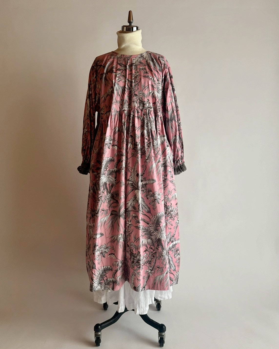 ビンテージプリント ギャザー切り替えワンピース MO-24-OP-063 | motley