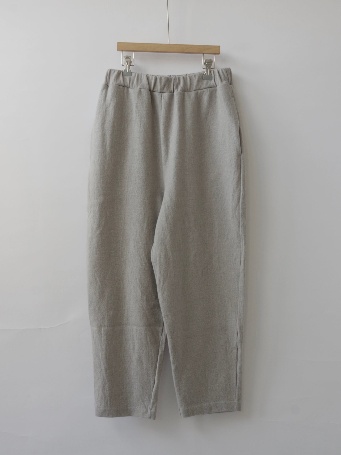 ウール圧縮 イージーテーパードパンツ | UNIVERSAL TISSU