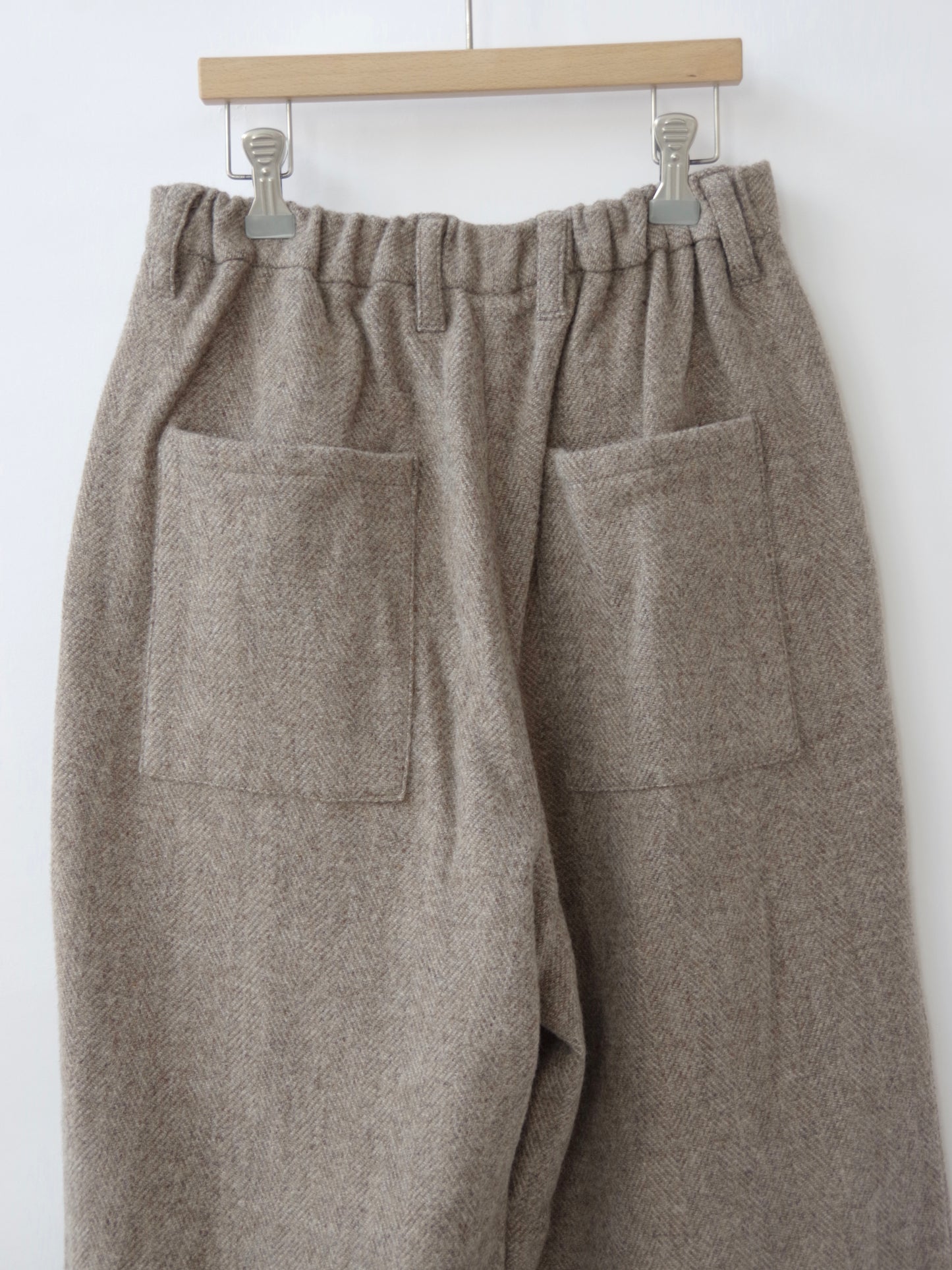 オリジナルウールへリンボンタックストレートパンツ |  TISSU