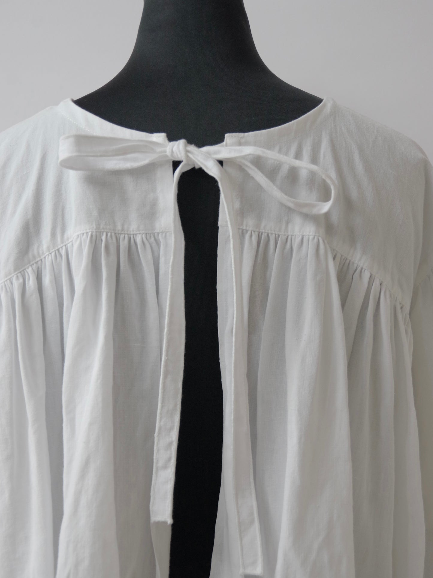 アンティークベッドリネン ショートブラウス MO-25-BL096 | motley