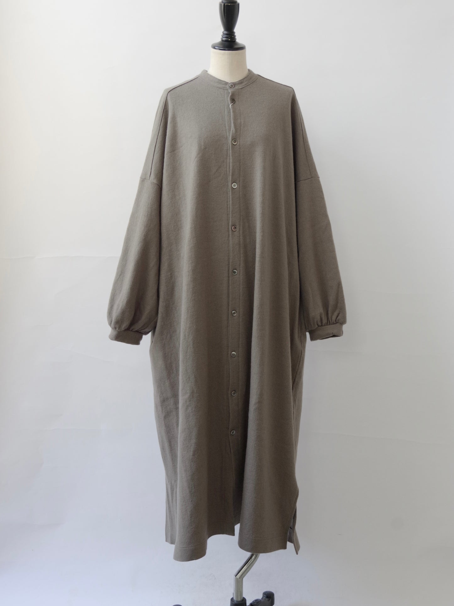 ウール圧縮 バンドカラーワンピースコート | UNIVERSAL TISSU