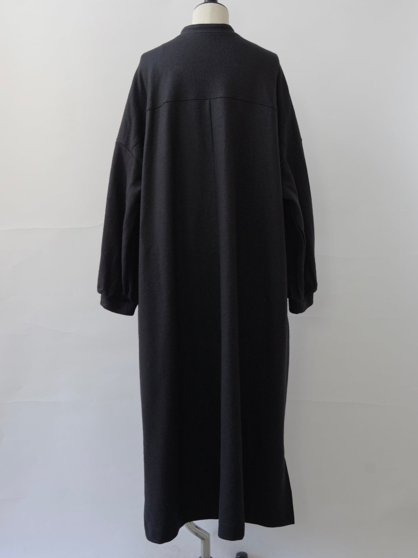 ウール圧縮 バンドカラーワンピースコート | UNIVERSAL TISSU