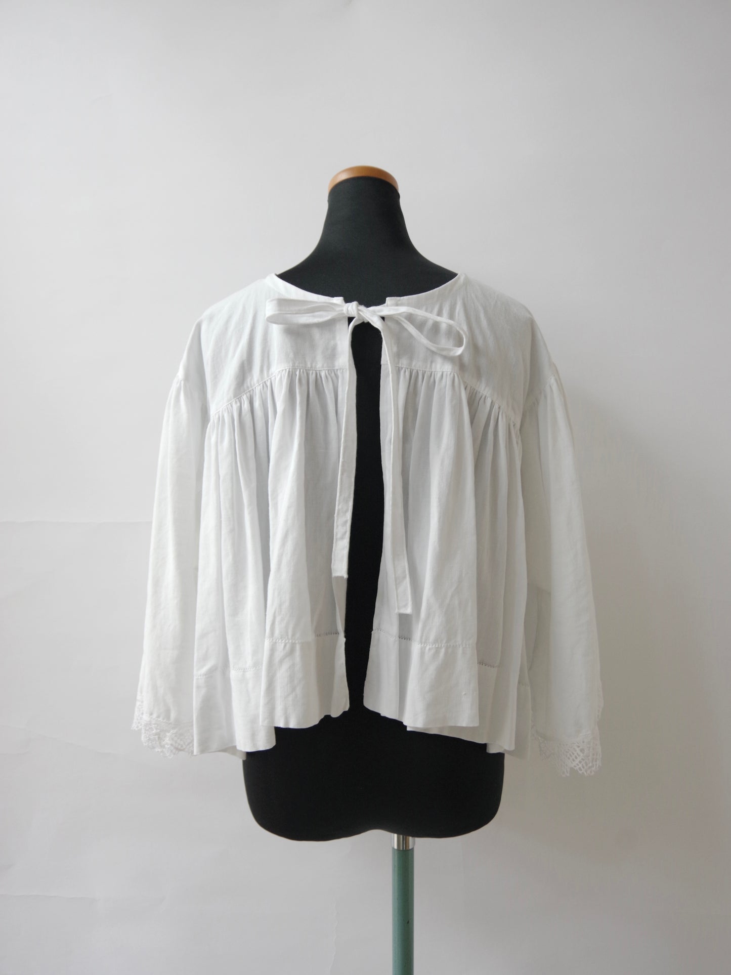 アンティークベッドリネン ショートブラウス MO-25-BL096 | motley