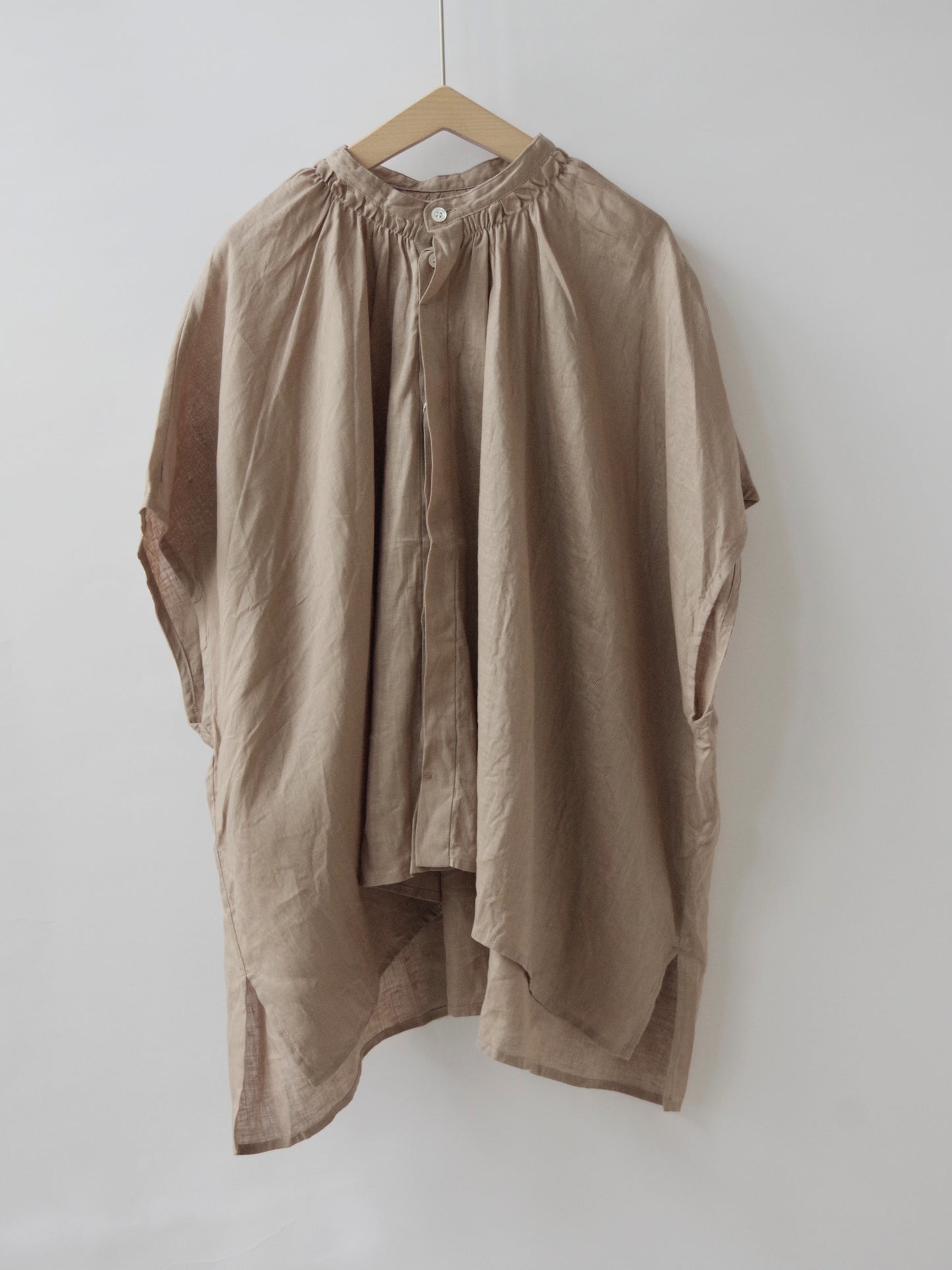 フレンチリネン　比翼あきシャーリングワイドブラウス | UNIVERSAL TISSU