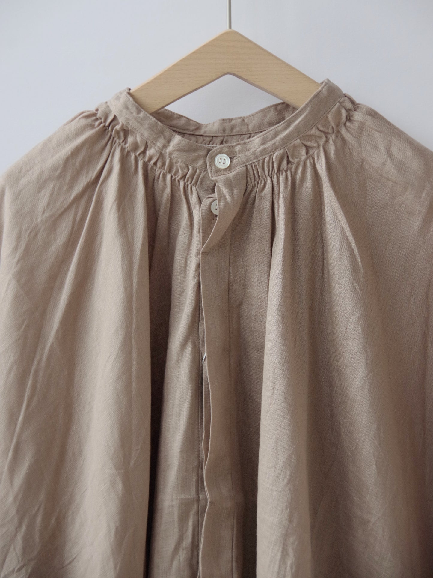 フレンチリネン　比翼あきシャーリングワイドブラウス | UNIVERSAL TISSU