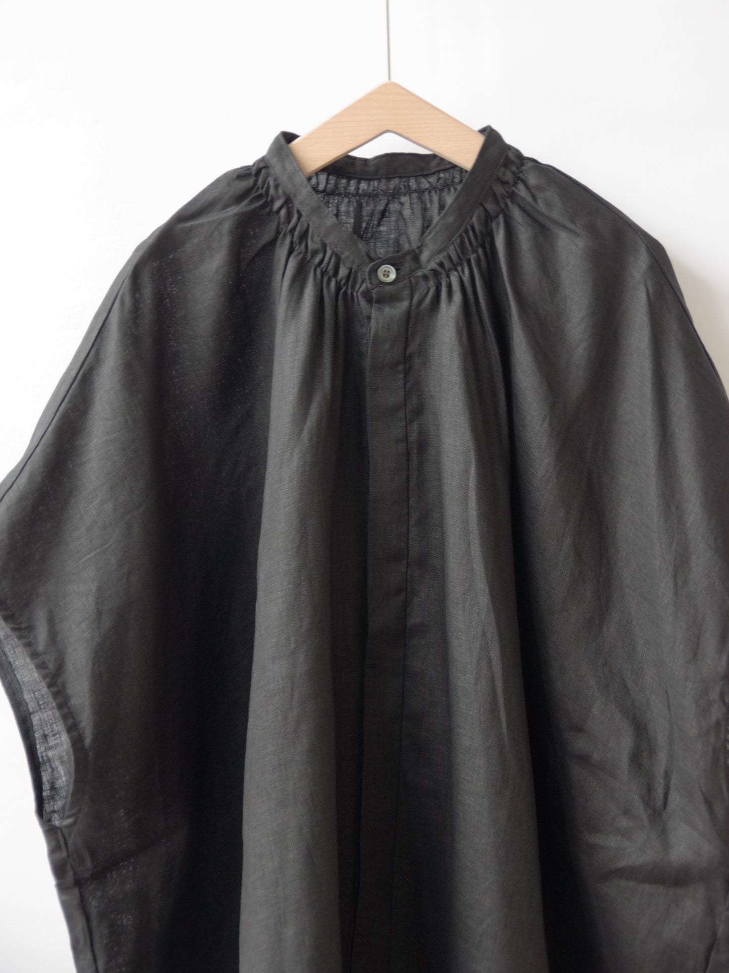 フレンチリネン　比翼あきシャーリングワイドブラウス | UNIVERSAL TISSU