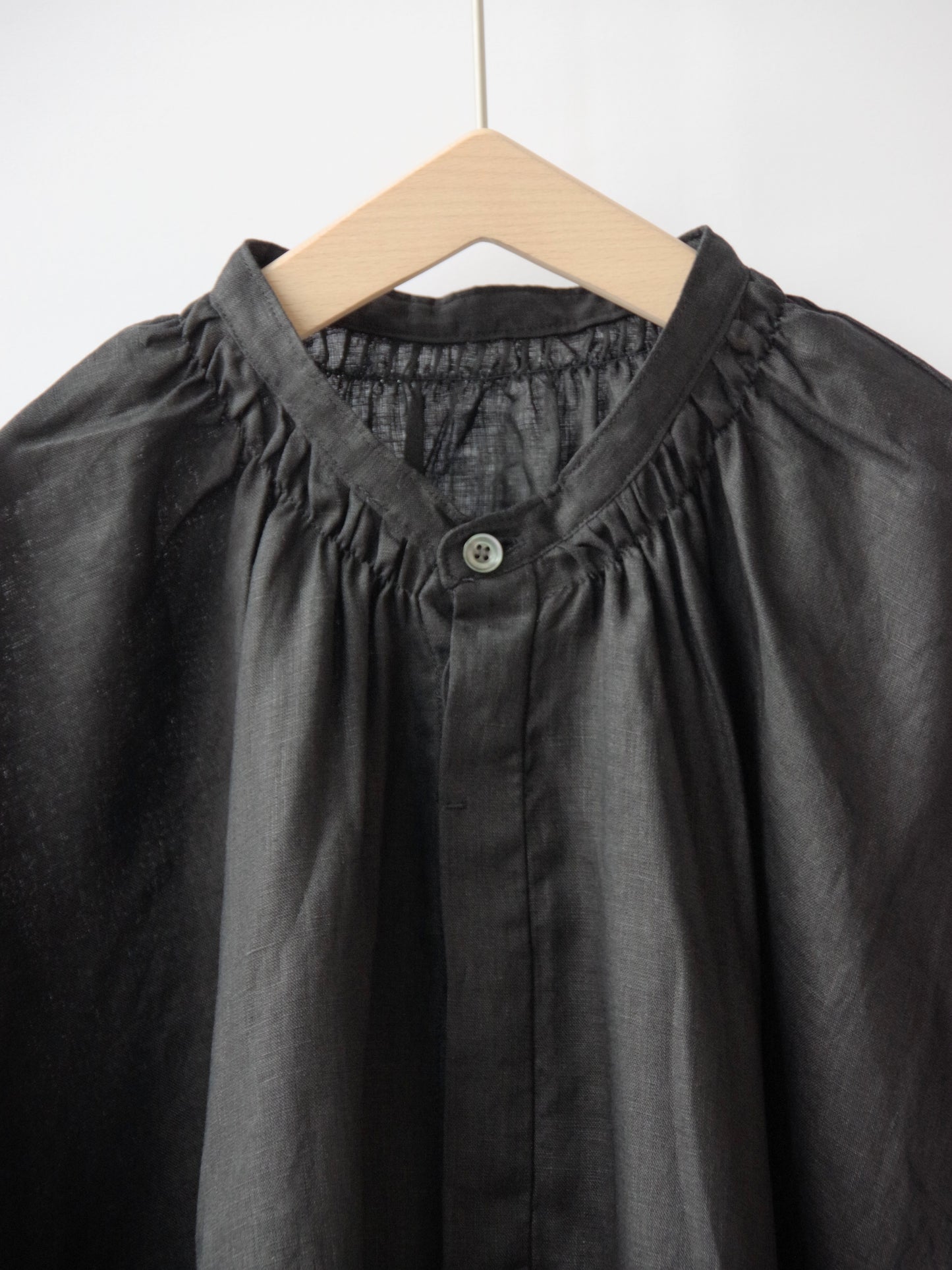 フレンチリネン　比翼あきシャーリングワイドブラウス | UNIVERSAL TISSU