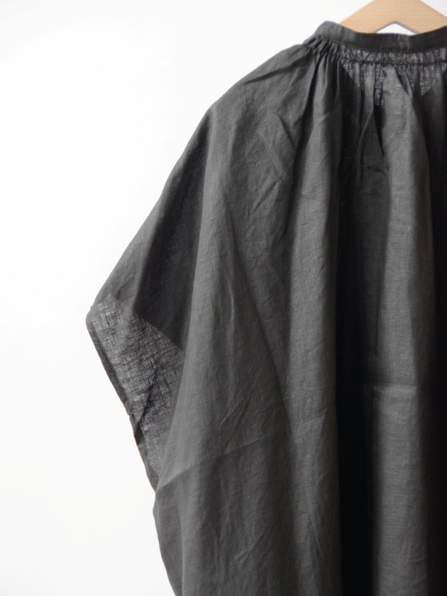 フレンチリネン　比翼あきシャーリングワイドブラウス | UNIVERSAL TISSU