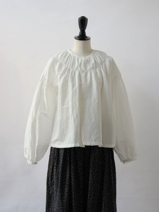 高密度コットンリネンワッシャー シャーリングギャザー ブラウス | iki