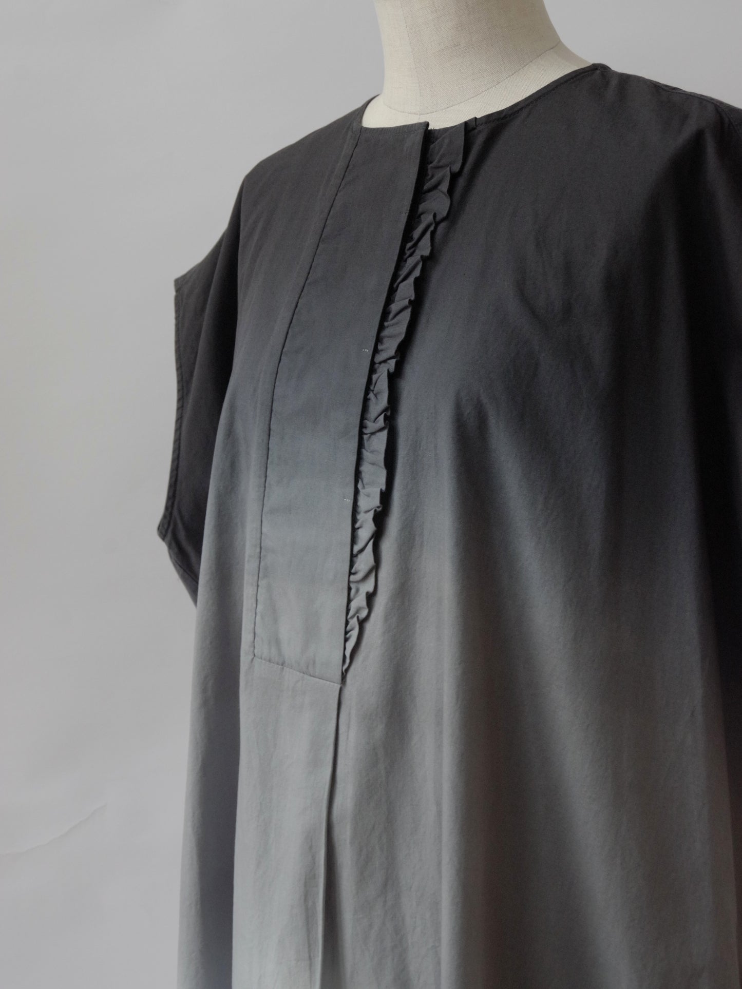 BLACK GRADEIENT FRILL DRESS | sisisi