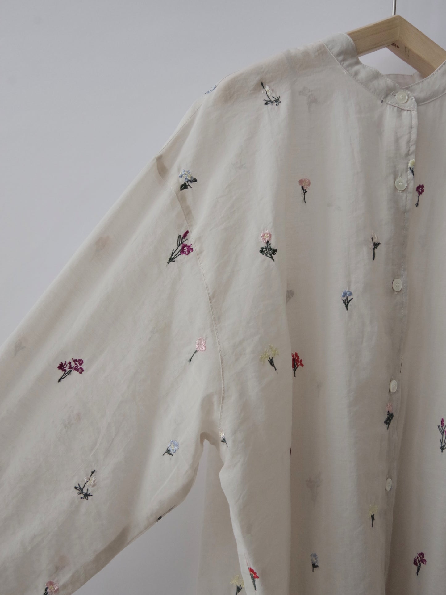 コットン/ナイロン sheer floral刺繍 moe sleeves シャツ | yuni