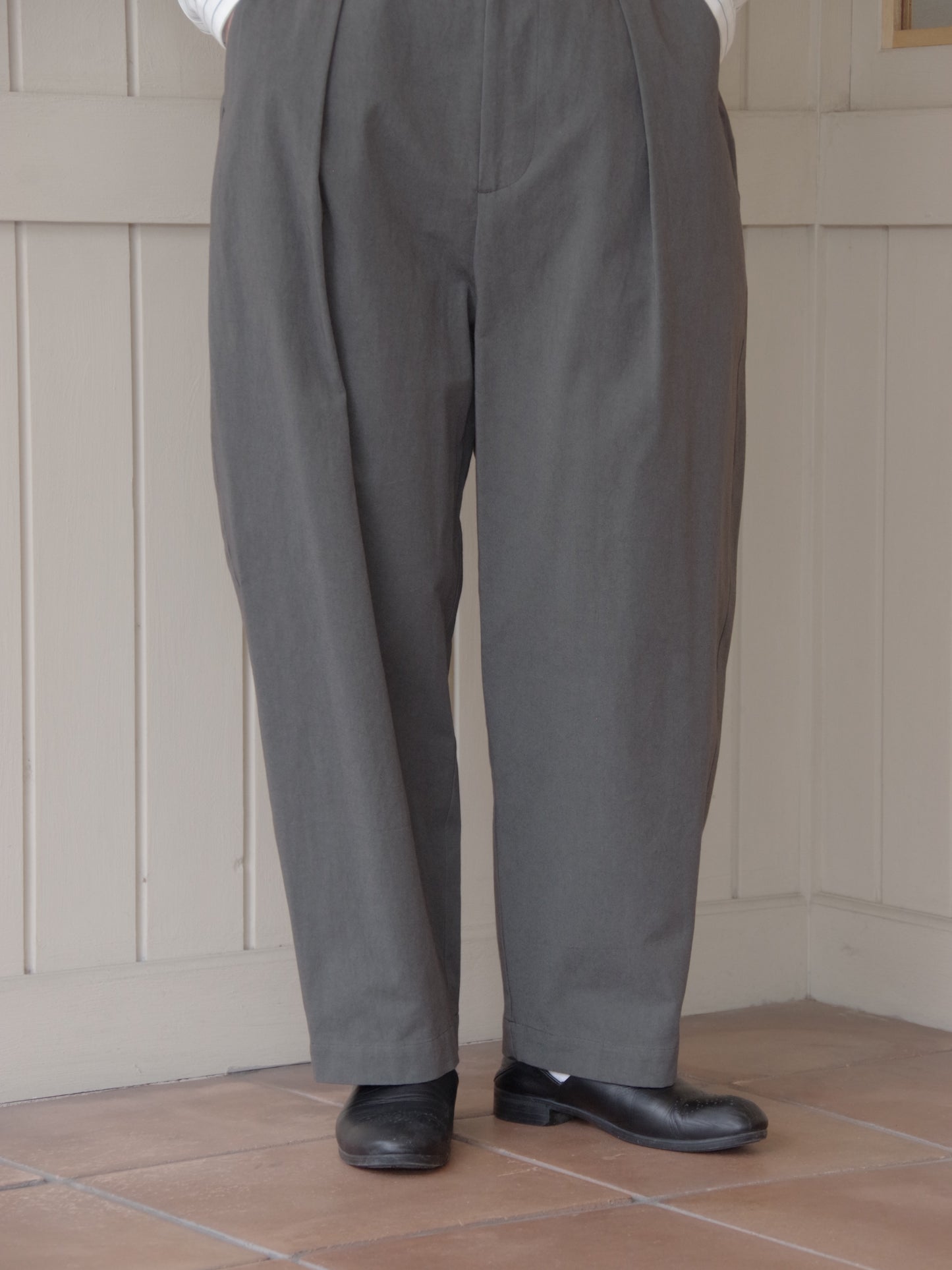 コットンツイル タックパンツ | atelier naruse