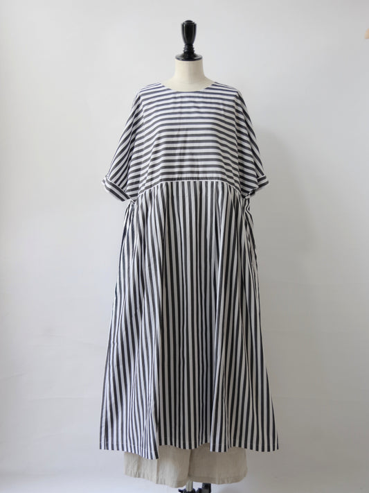 ワイドストライプ 2WAYノーカラーワンピース | UNIVERSAL SEVEN