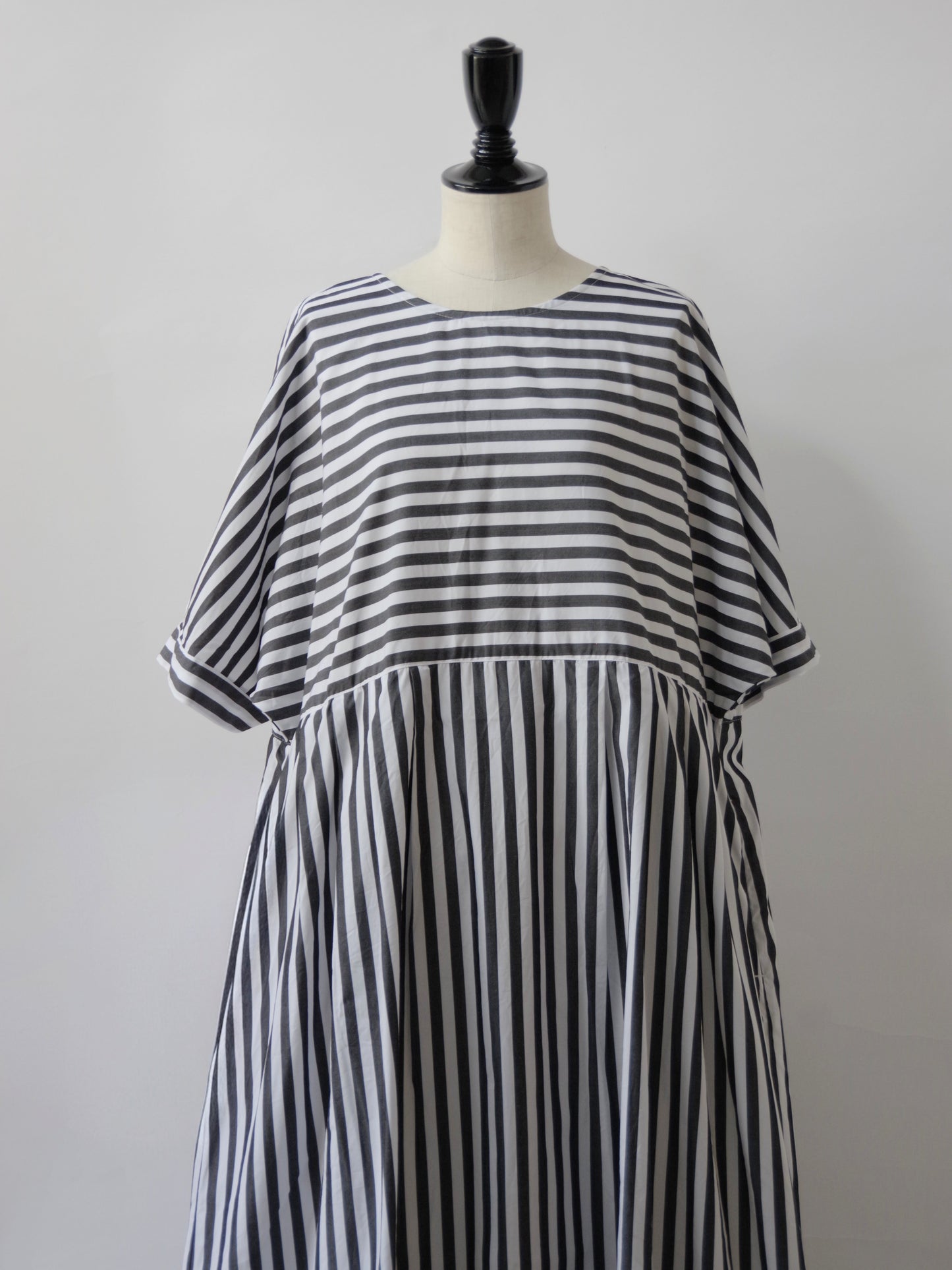 ワイドストライプ 2WAYノーカラーワンピース | UNIVERSAL SEVEN