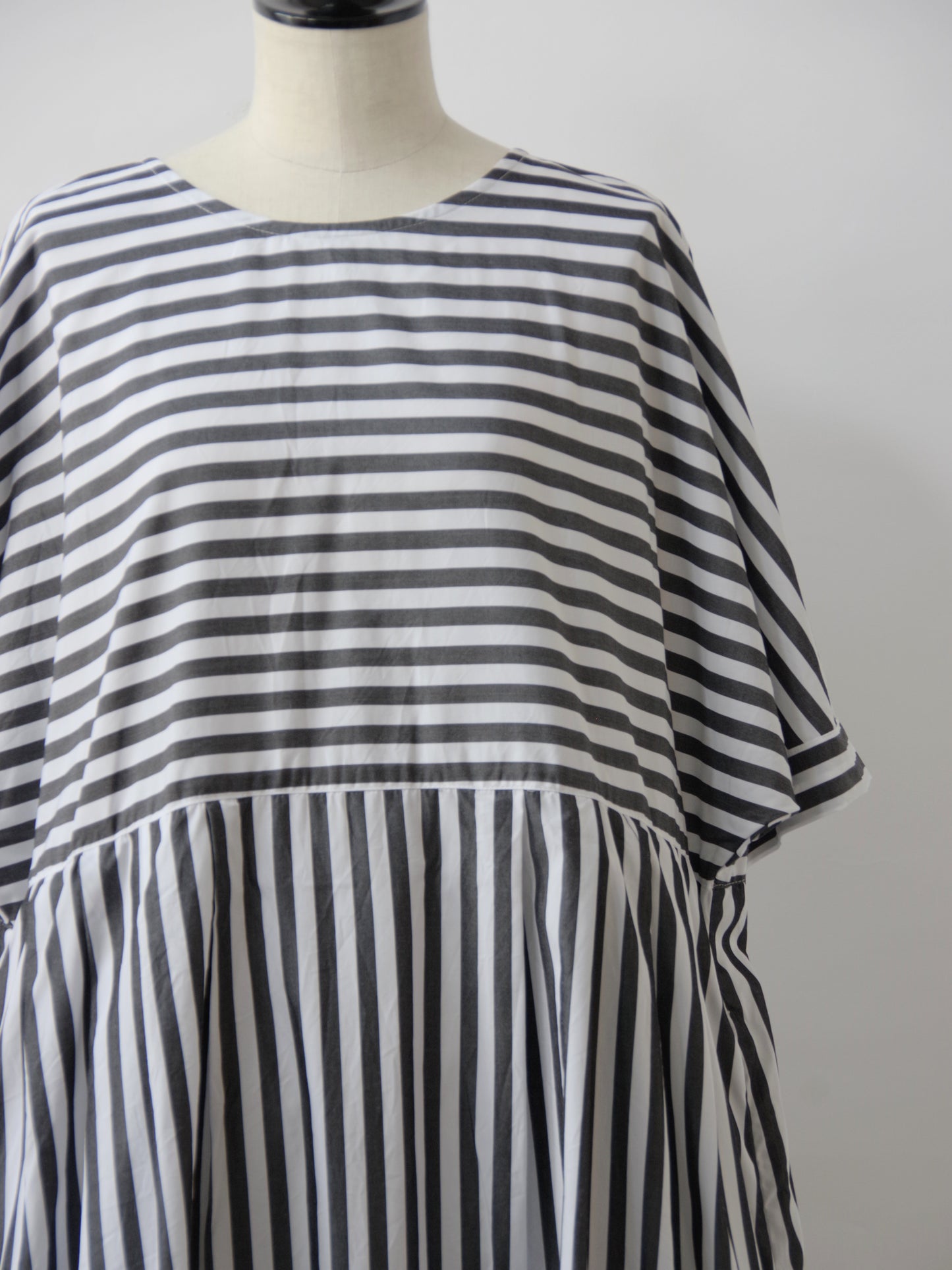 ワイドストライプ 2WAYノーカラーワンピース | UNIVERSAL SEVEN