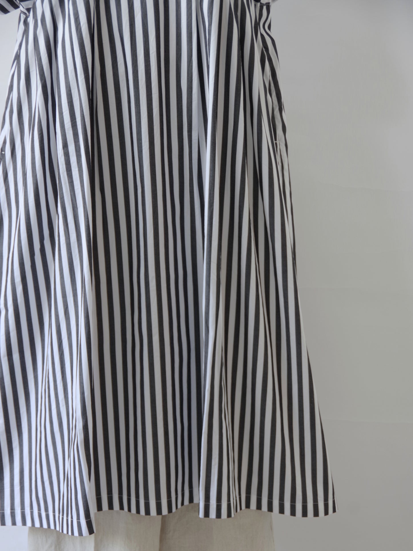 ワイドストライプ 2WAYノーカラーワンピース | UNIVERSAL SEVEN