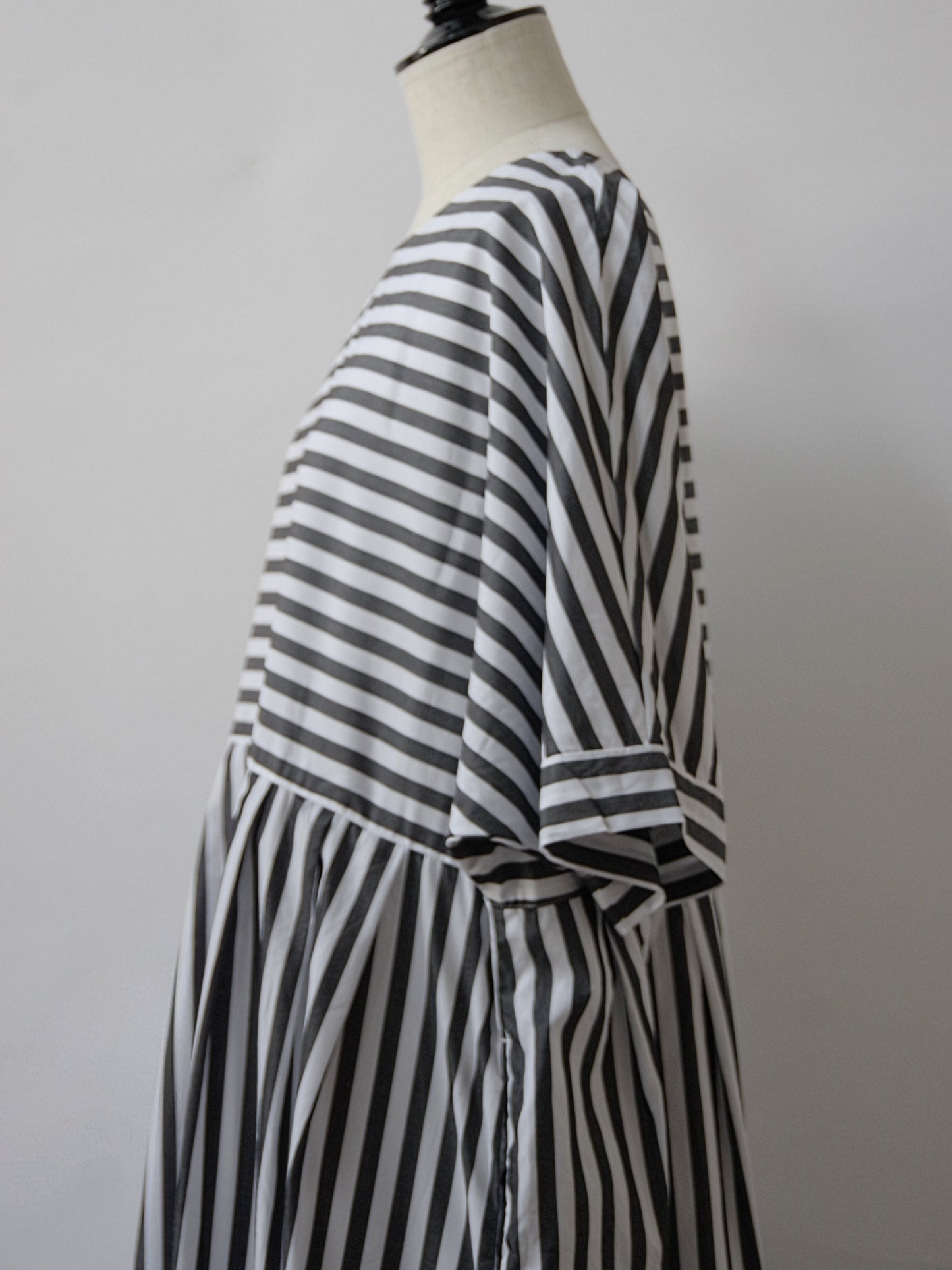 ワイドストライプ 2WAYノーカラーワンピース | UNIVERSAL SEVEN