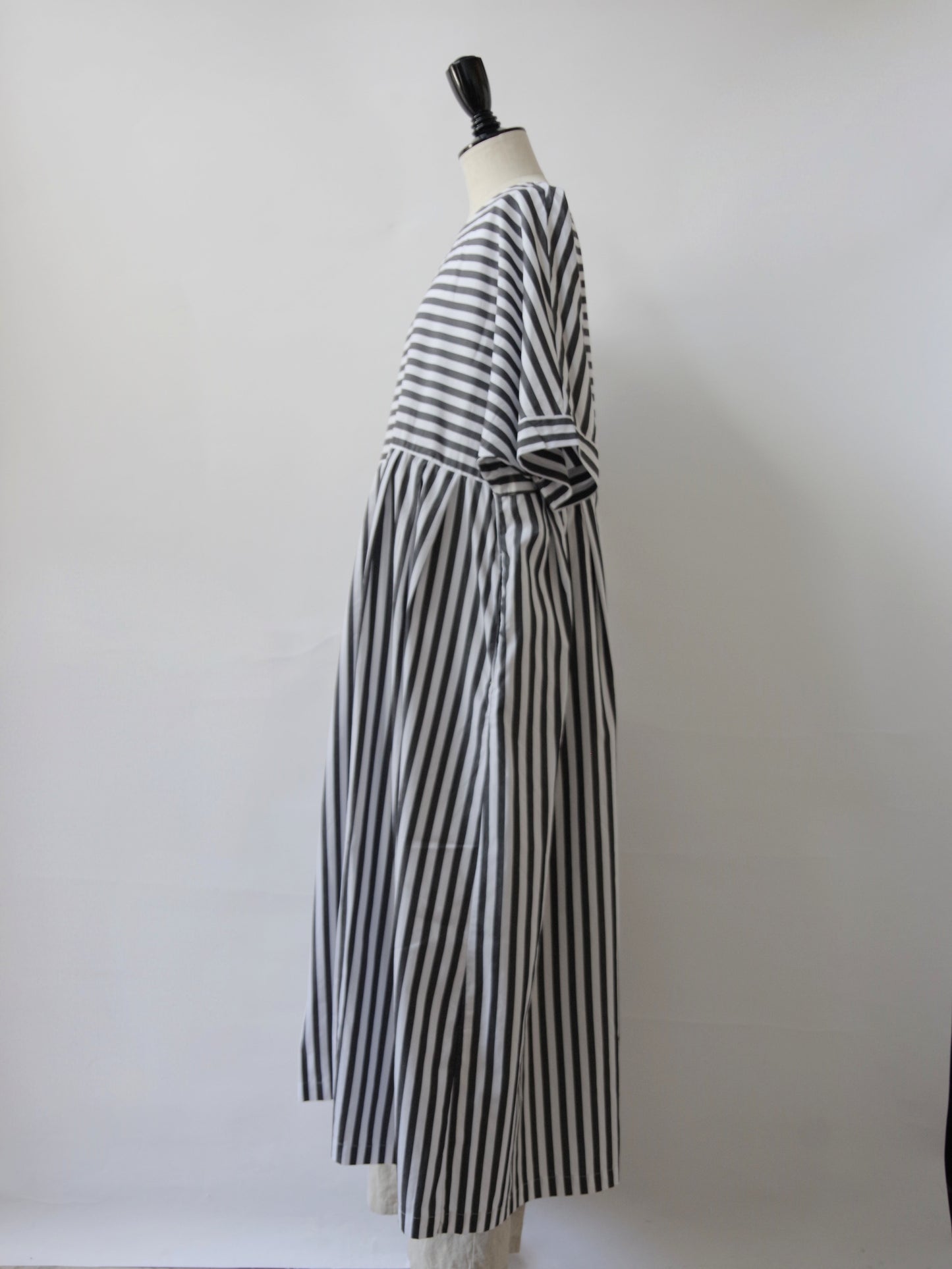 ワイドストライプ 2WAYノーカラーワンピース | UNIVERSAL SEVEN