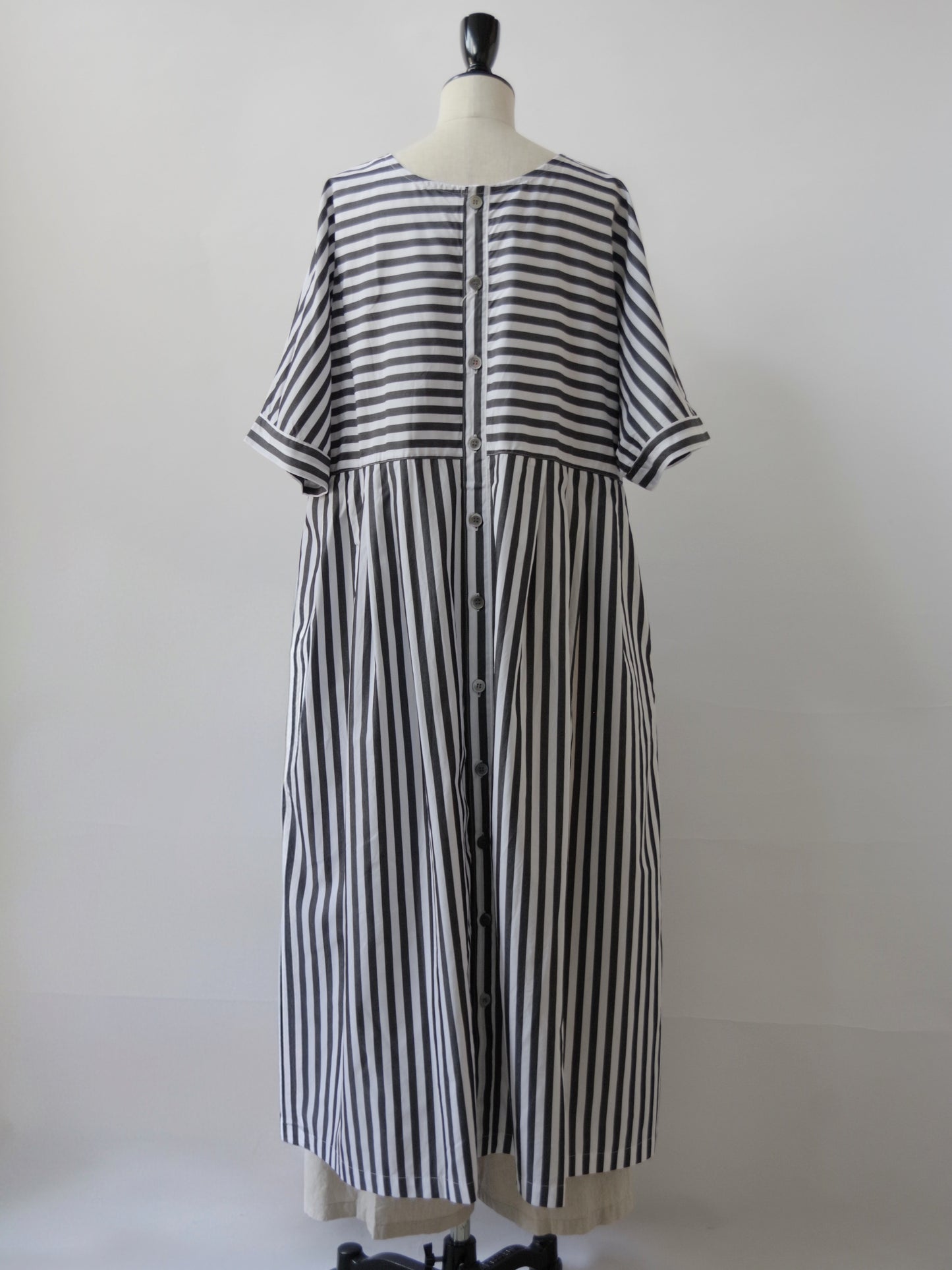 ワイドストライプ 2WAYノーカラーワンピース | UNIVERSAL SEVEN