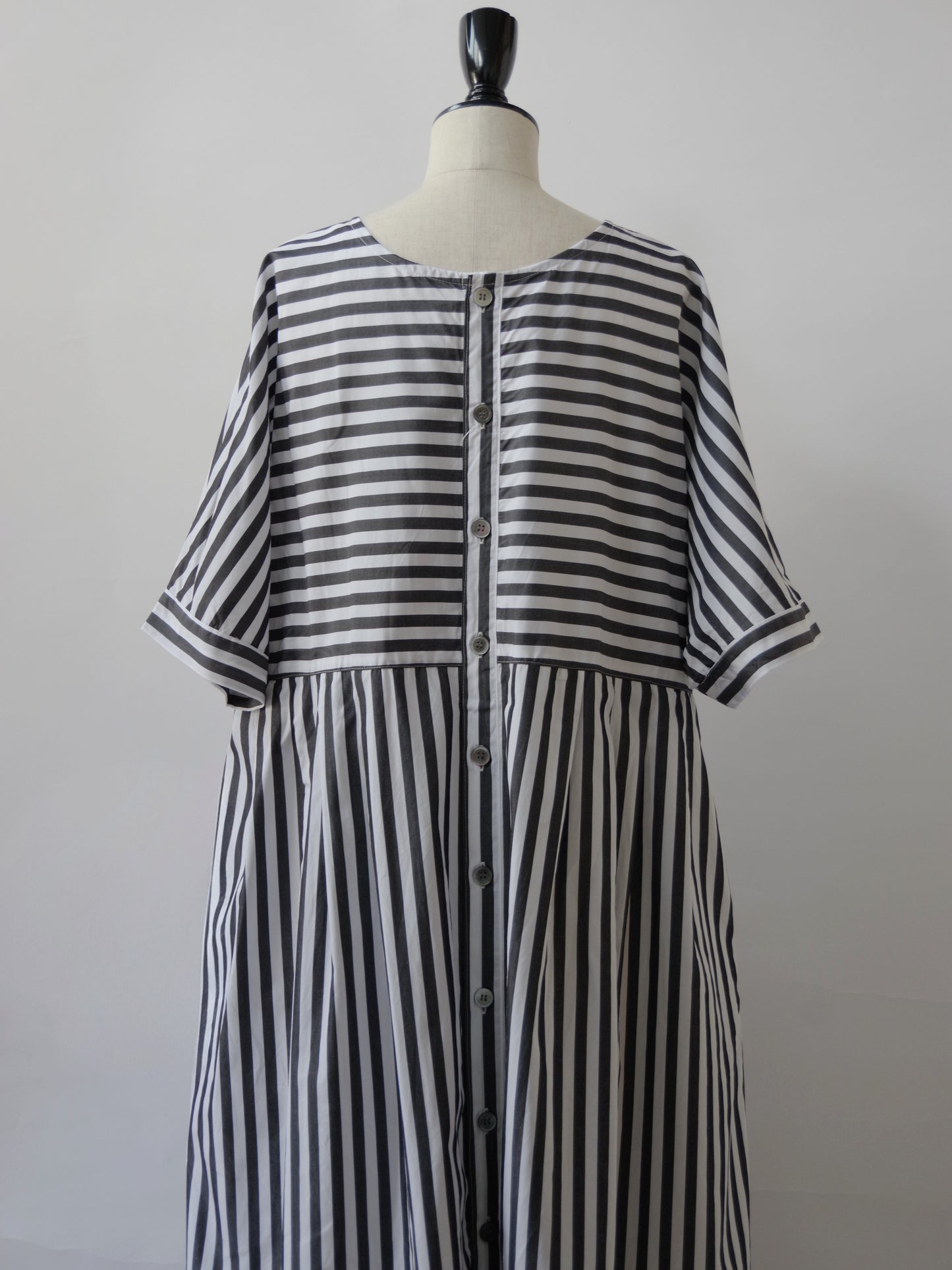 ワイドストライプ 2WAYノーカラーワンピース | UNIVERSAL SEVEN