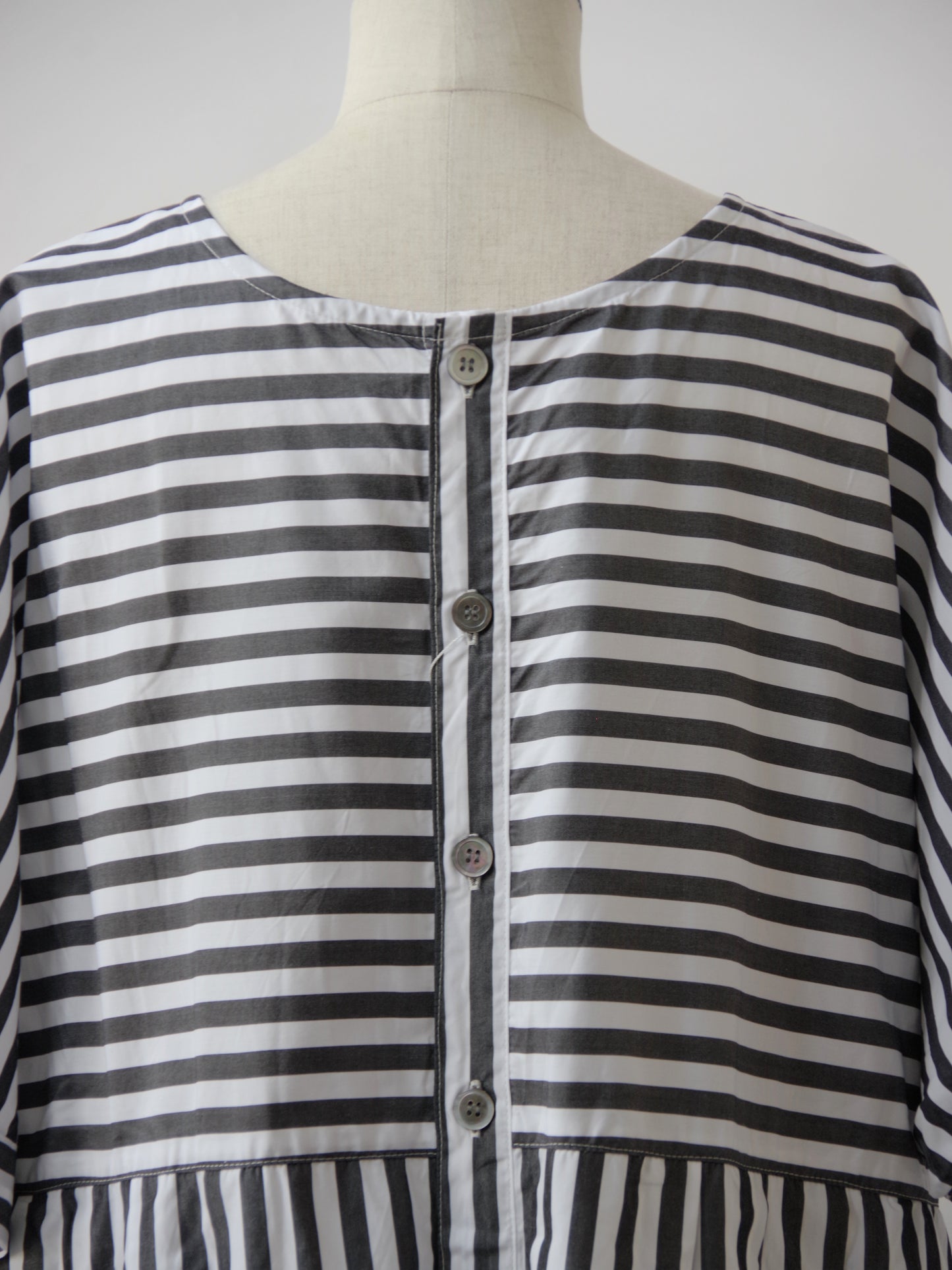 ワイドストライプ 2WAYノーカラーワンピース | UNIVERSAL SEVEN