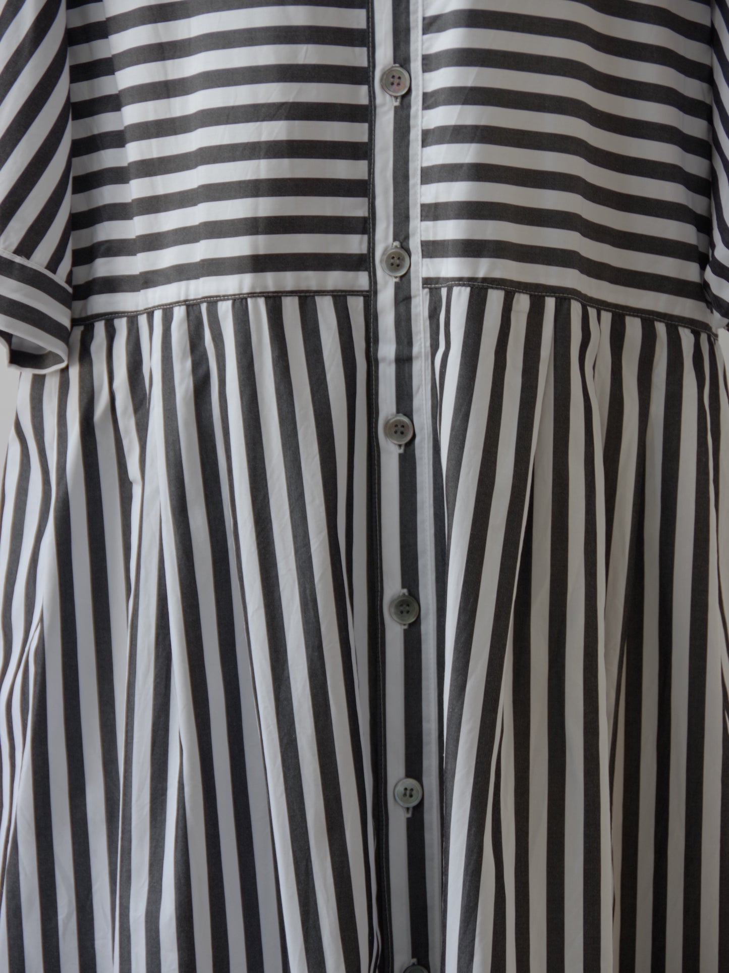 ワイドストライプ 2WAYノーカラーワンピース | UNIVERSAL SEVEN