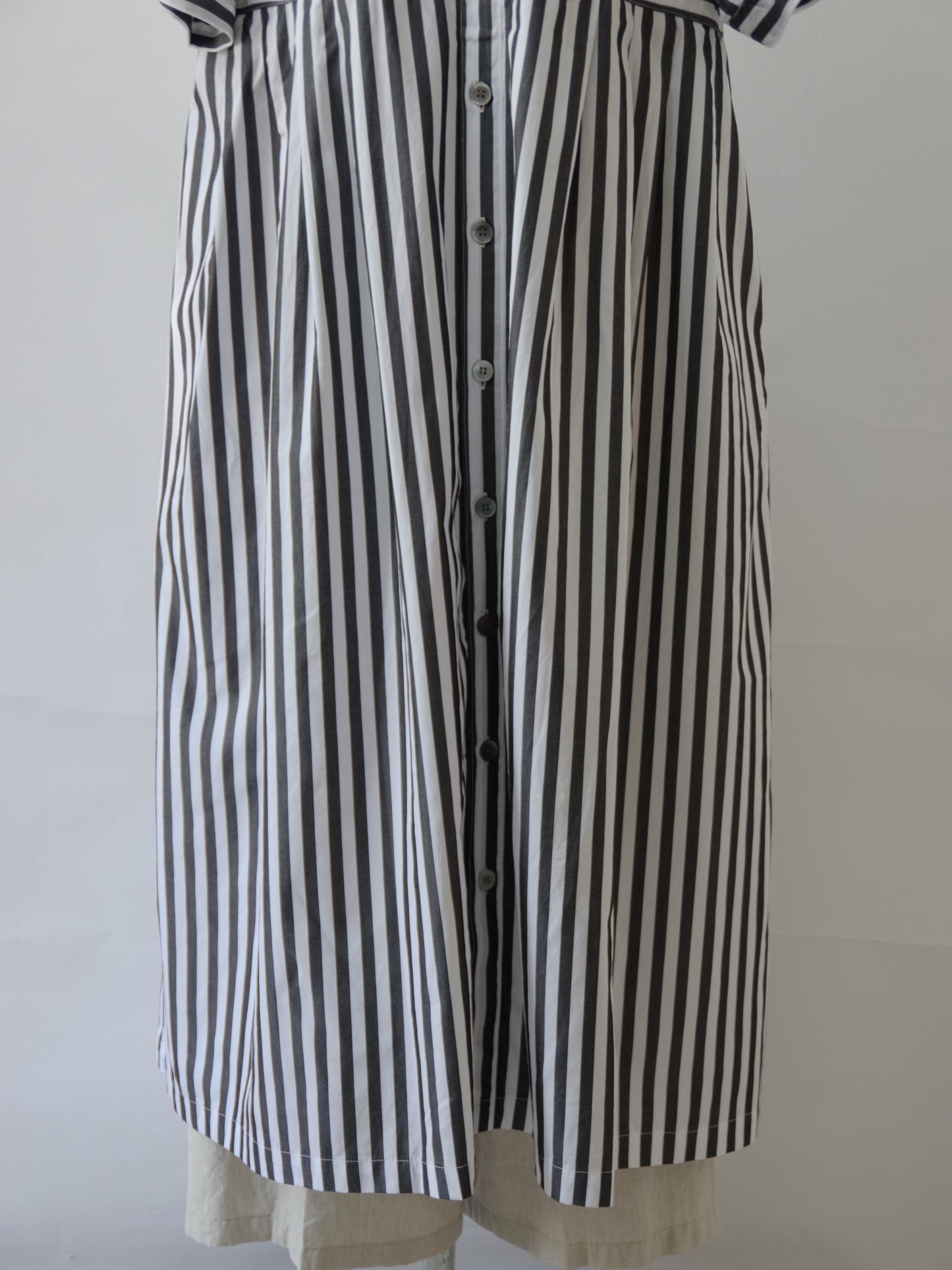 ワイドストライプ 2WAYノーカラーワンピース | UNIVERSAL SEVEN