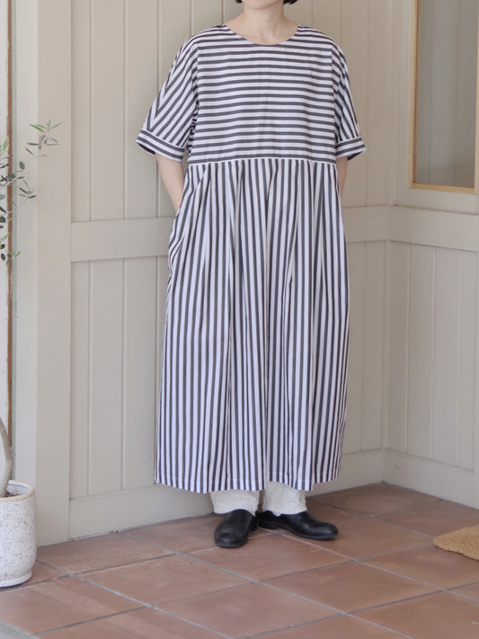 ワイドストライプ 2WAYノーカラーワンピース | UNIVERSAL SEVEN