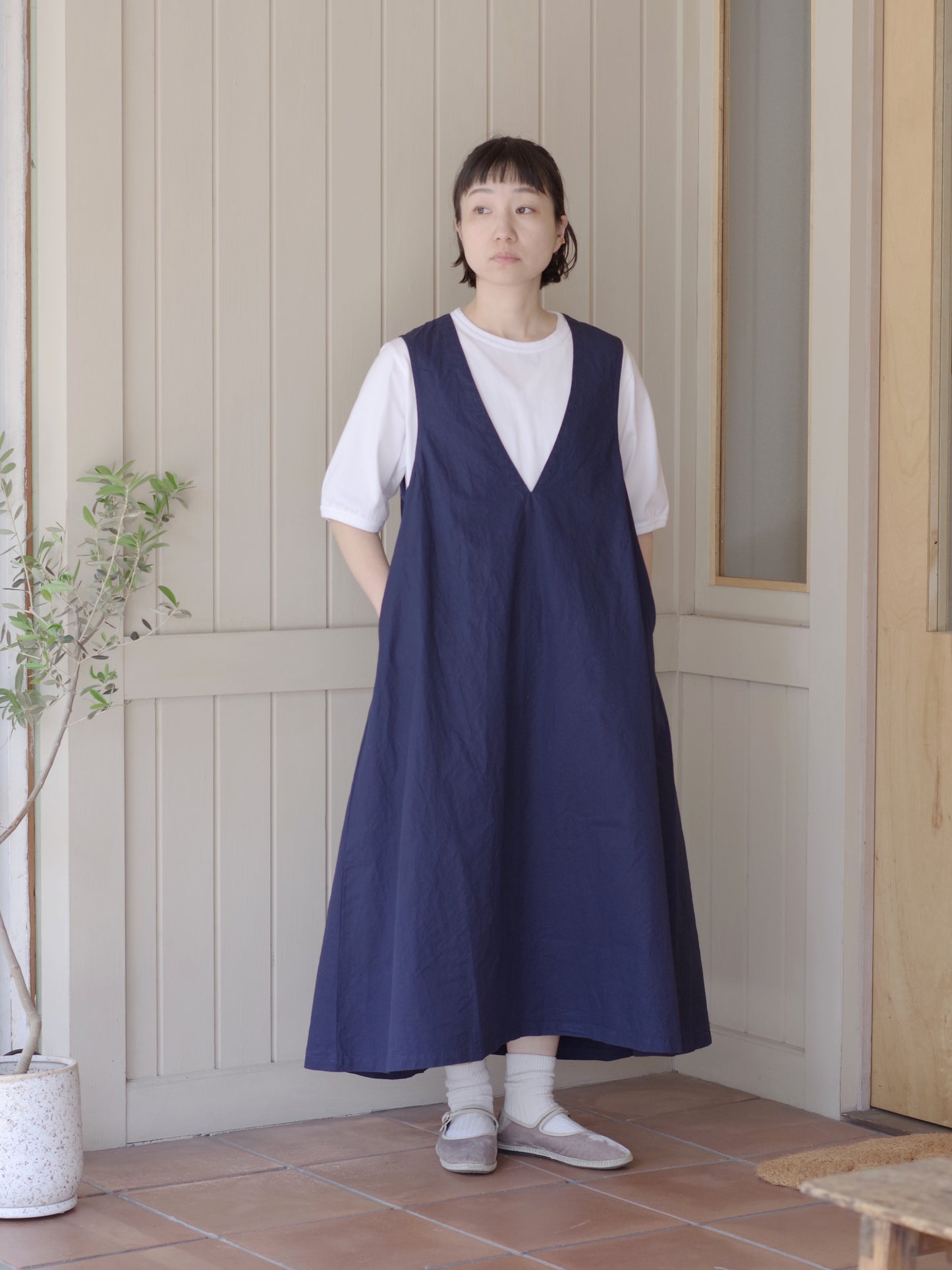 コットンツイル 深Vノースリーブワンピース | OUVERT