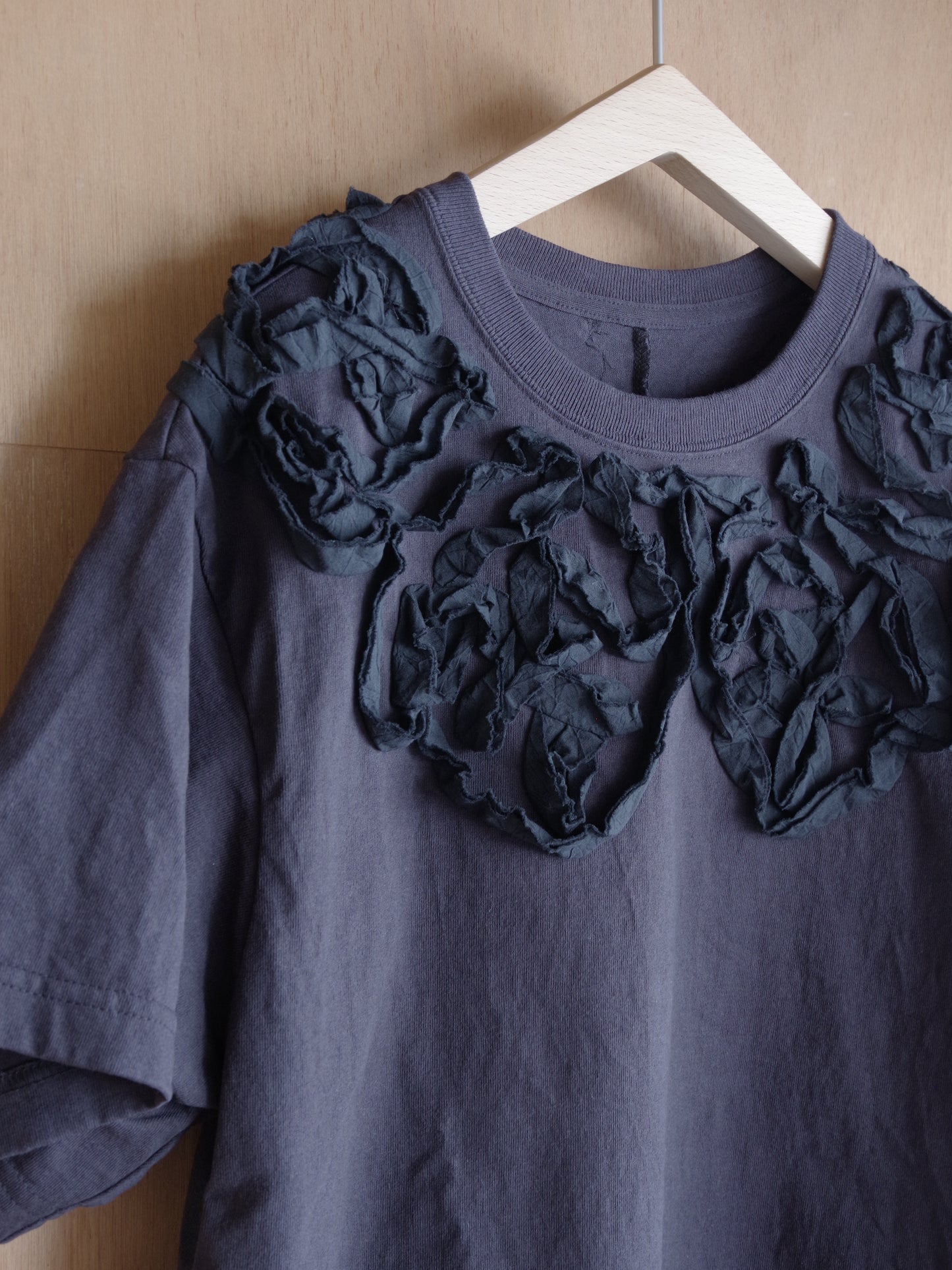ribbon collar embroidery Tシャツ | qiri