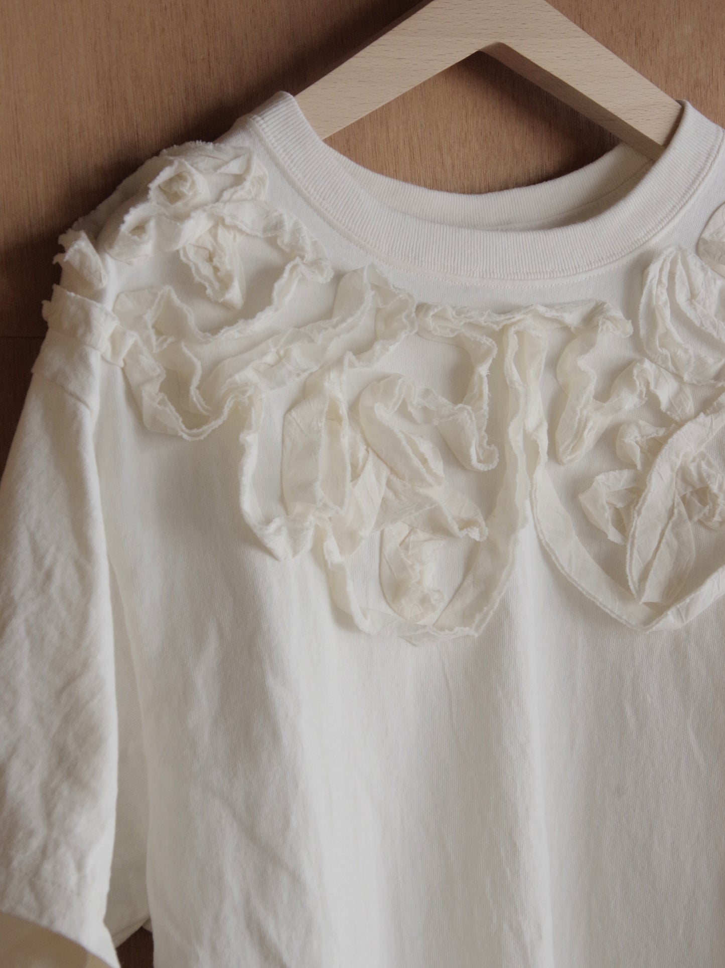 ribbon collar embroidery Tシャツ | qiri