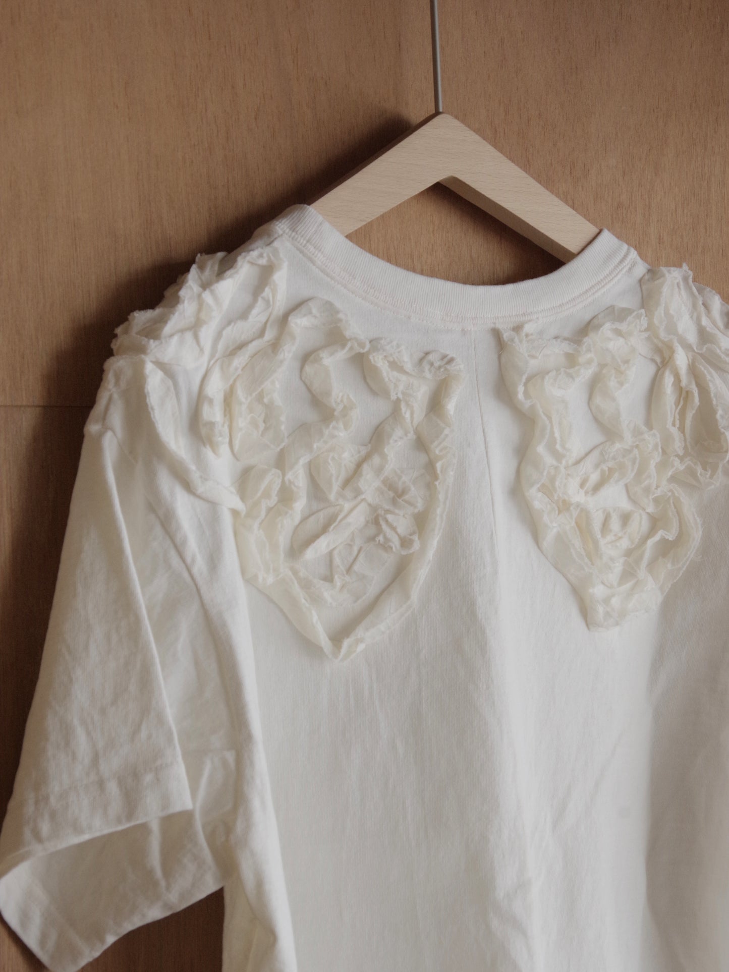 ribbon collar embroidery Tシャツ | qiri