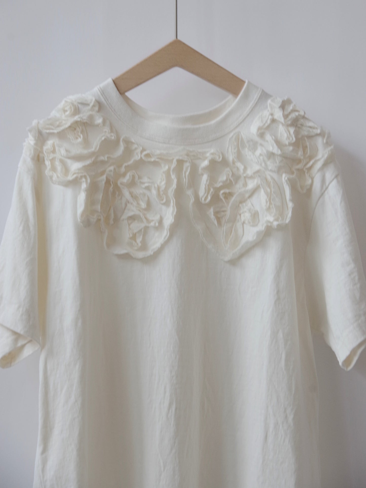 ribbon collar embroidery Tシャツ | qiri