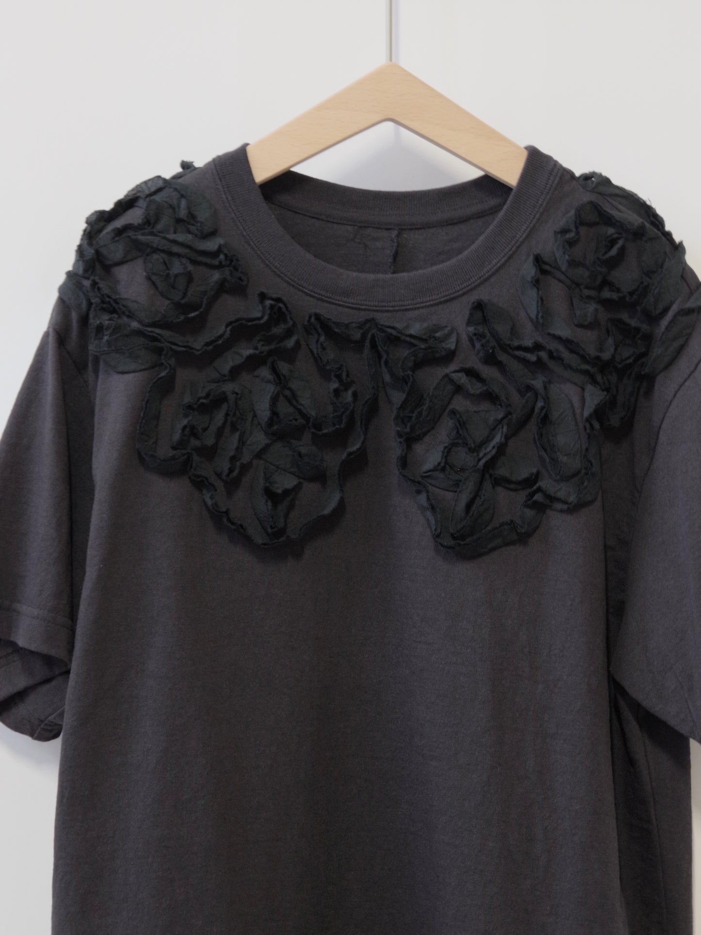 ribbon collar embroidery Tシャツ | qiri