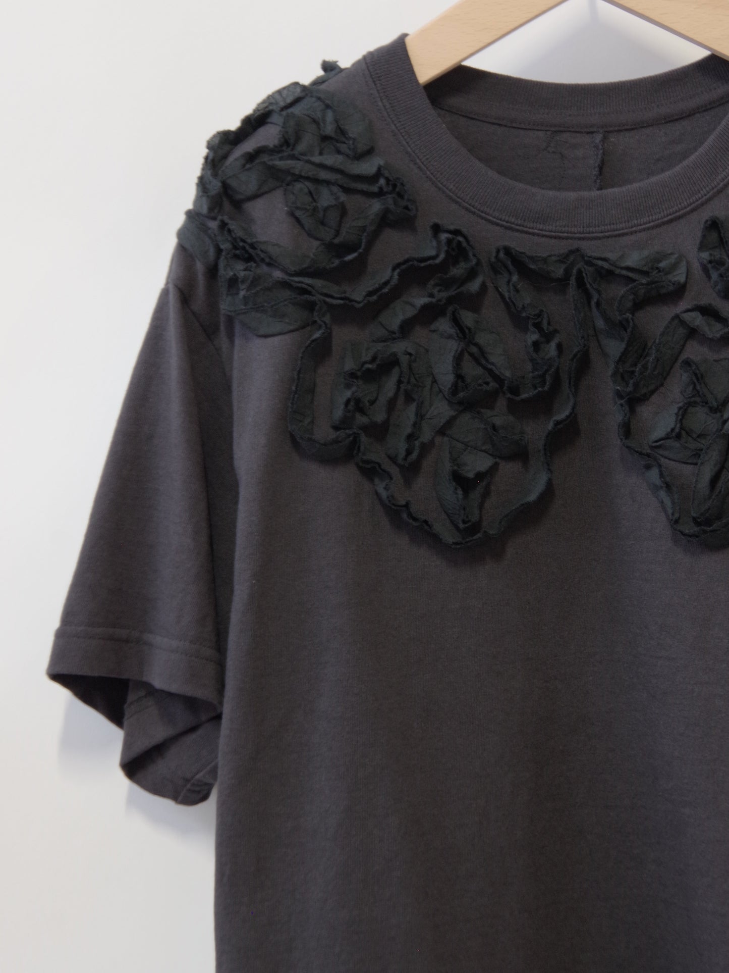 ribbon collar embroidery Tシャツ | qiri
