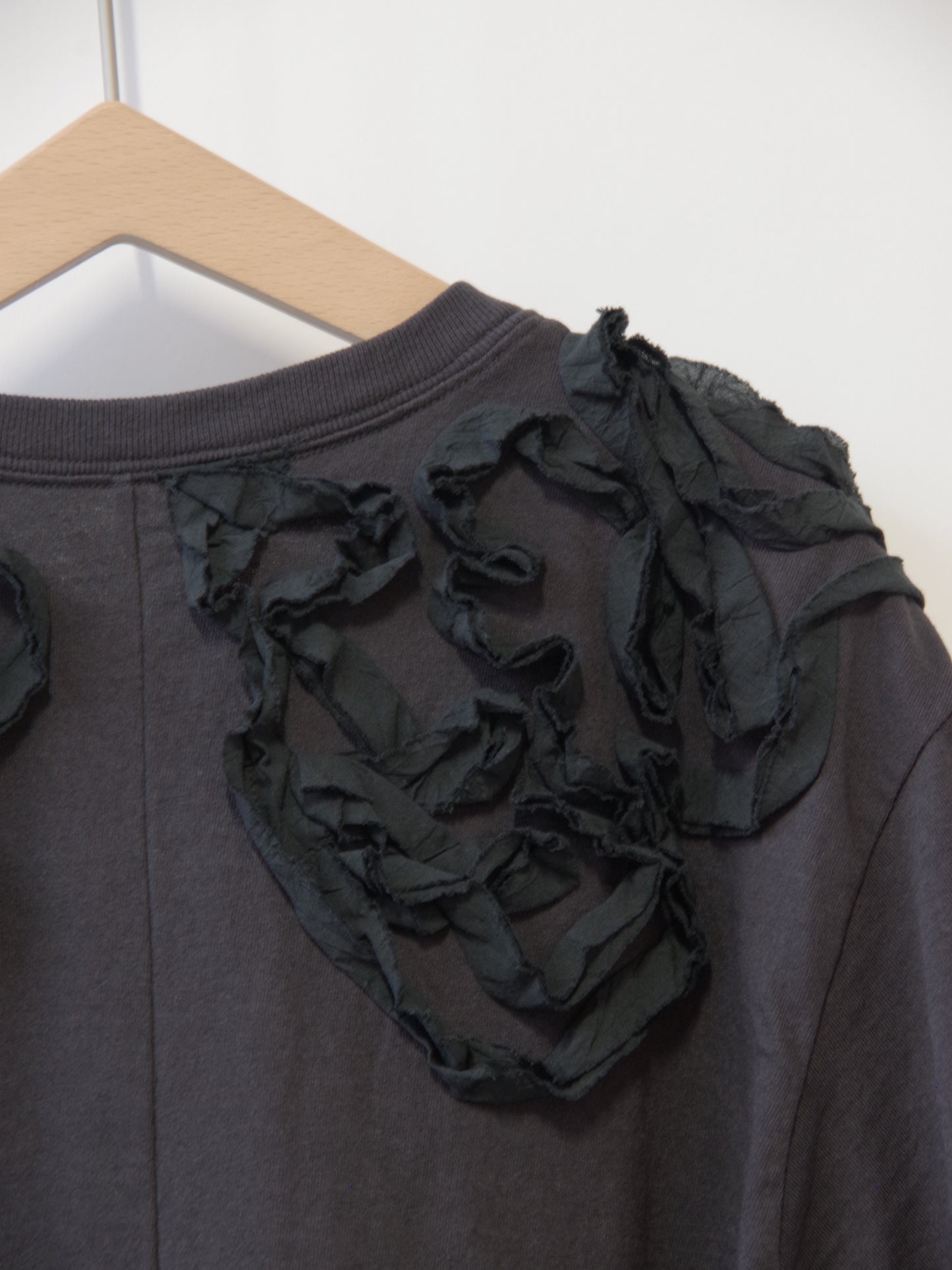 ribbon collar embroidery Tシャツ | qiri