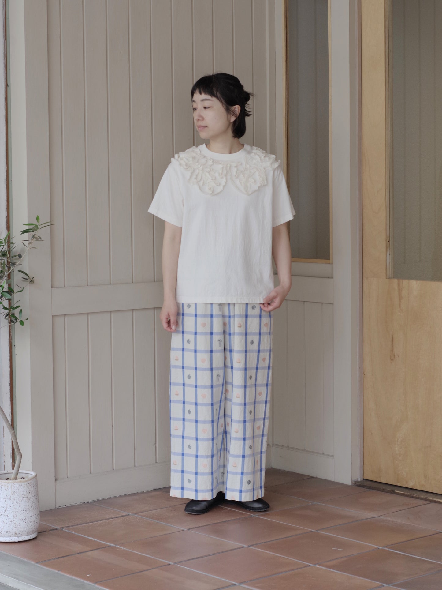 ribbon collar embroidery Tシャツ | qiri