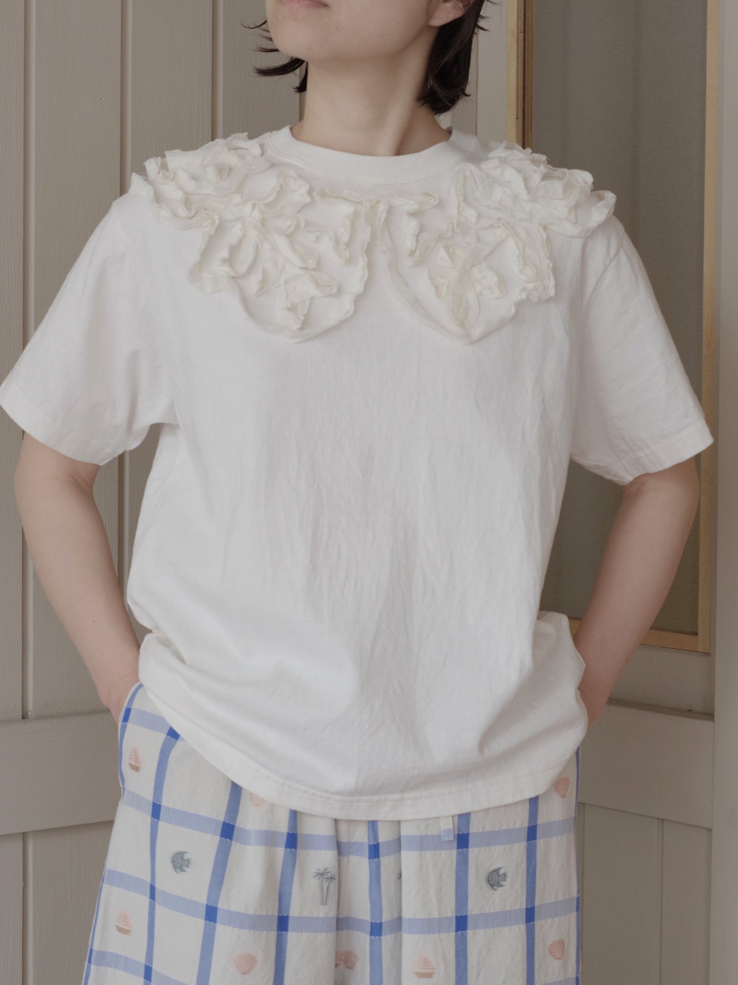 ribbon collar embroidery Tシャツ | qiri