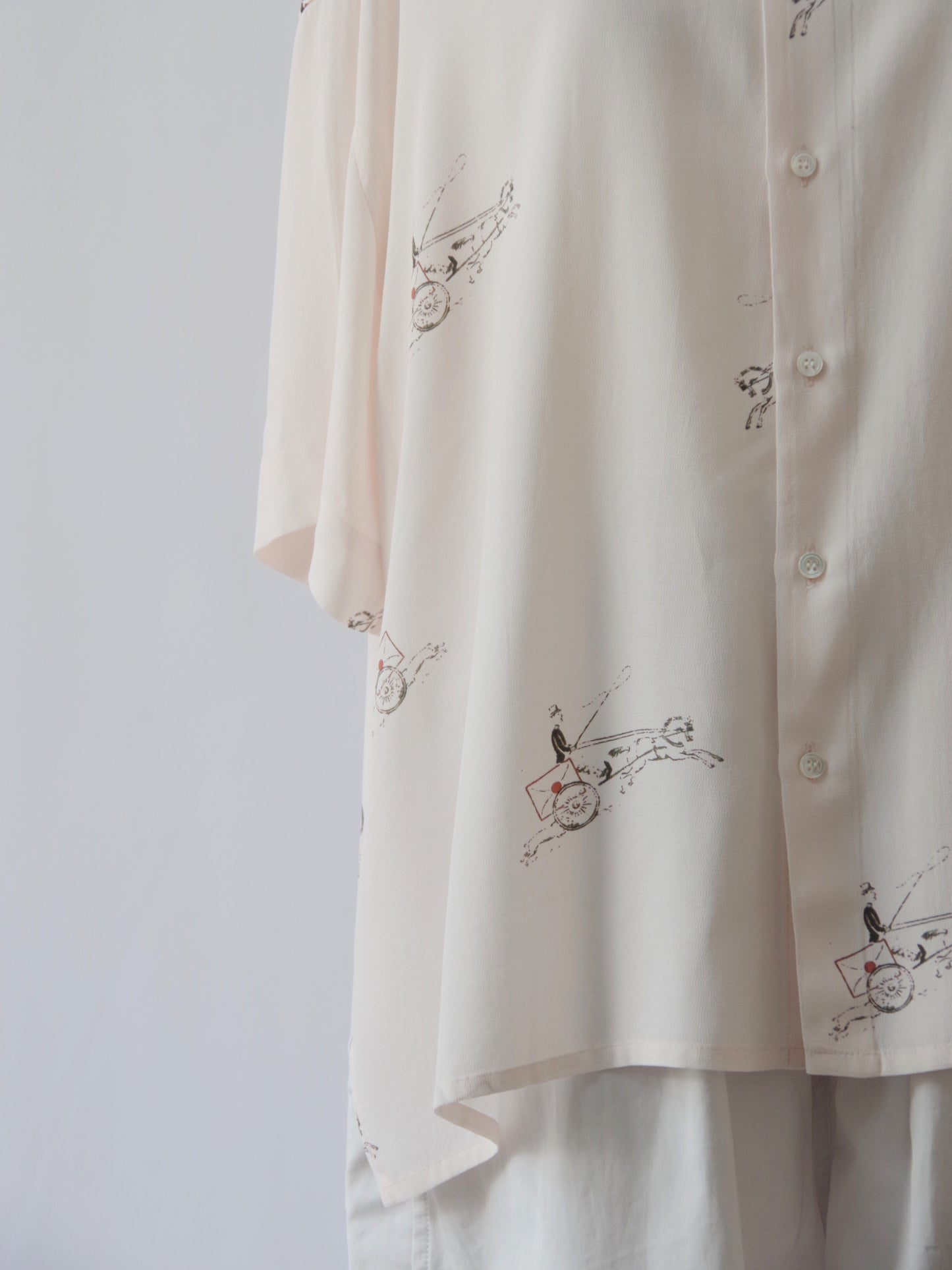 レーヨンちりめんナチュラルトリプルワッシャーラウンドカラーシャツ | OUVERT