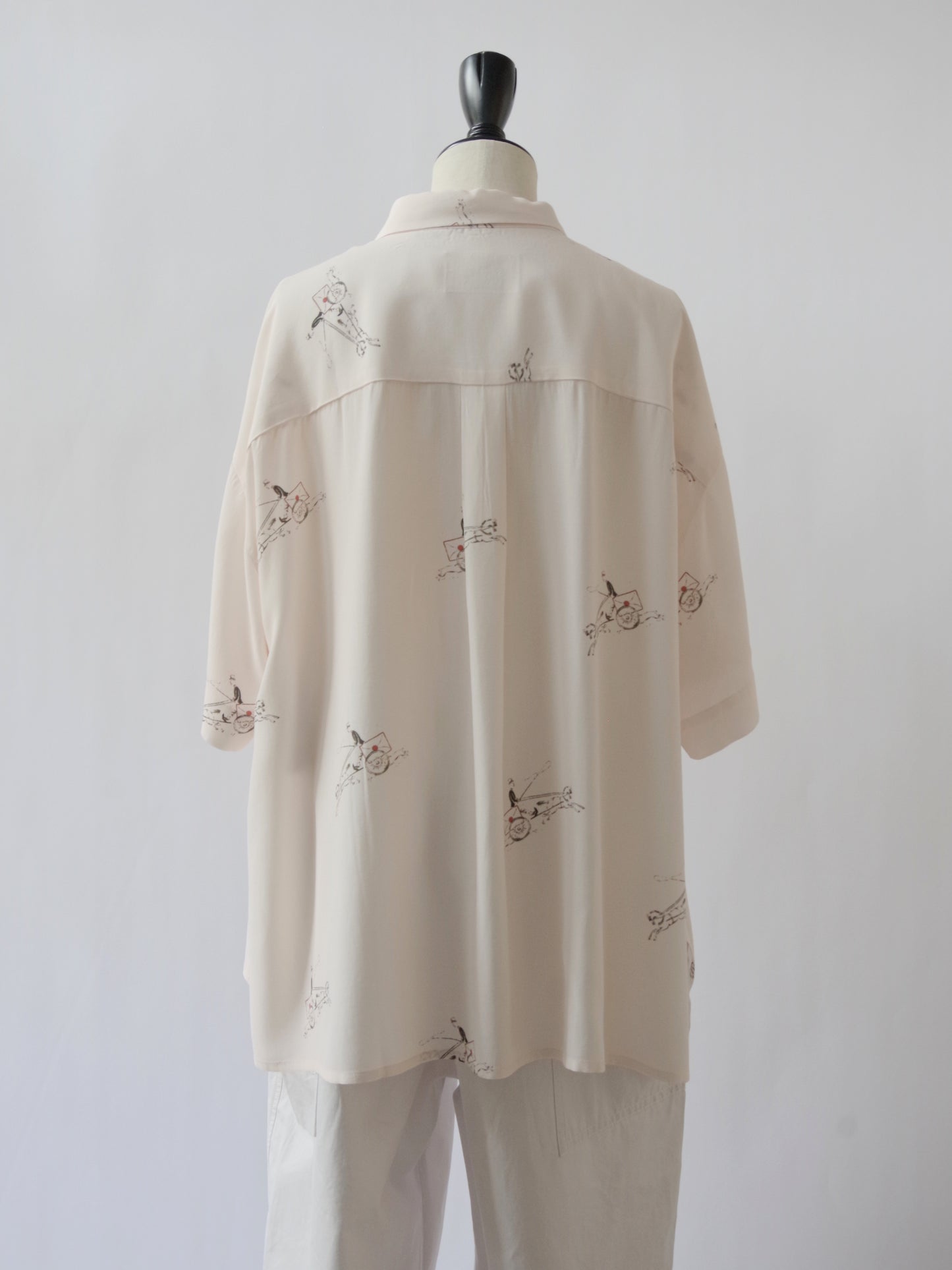 レーヨンちりめんナチュラルトリプルワッシャーラウンドカラーシャツ | OUVERT