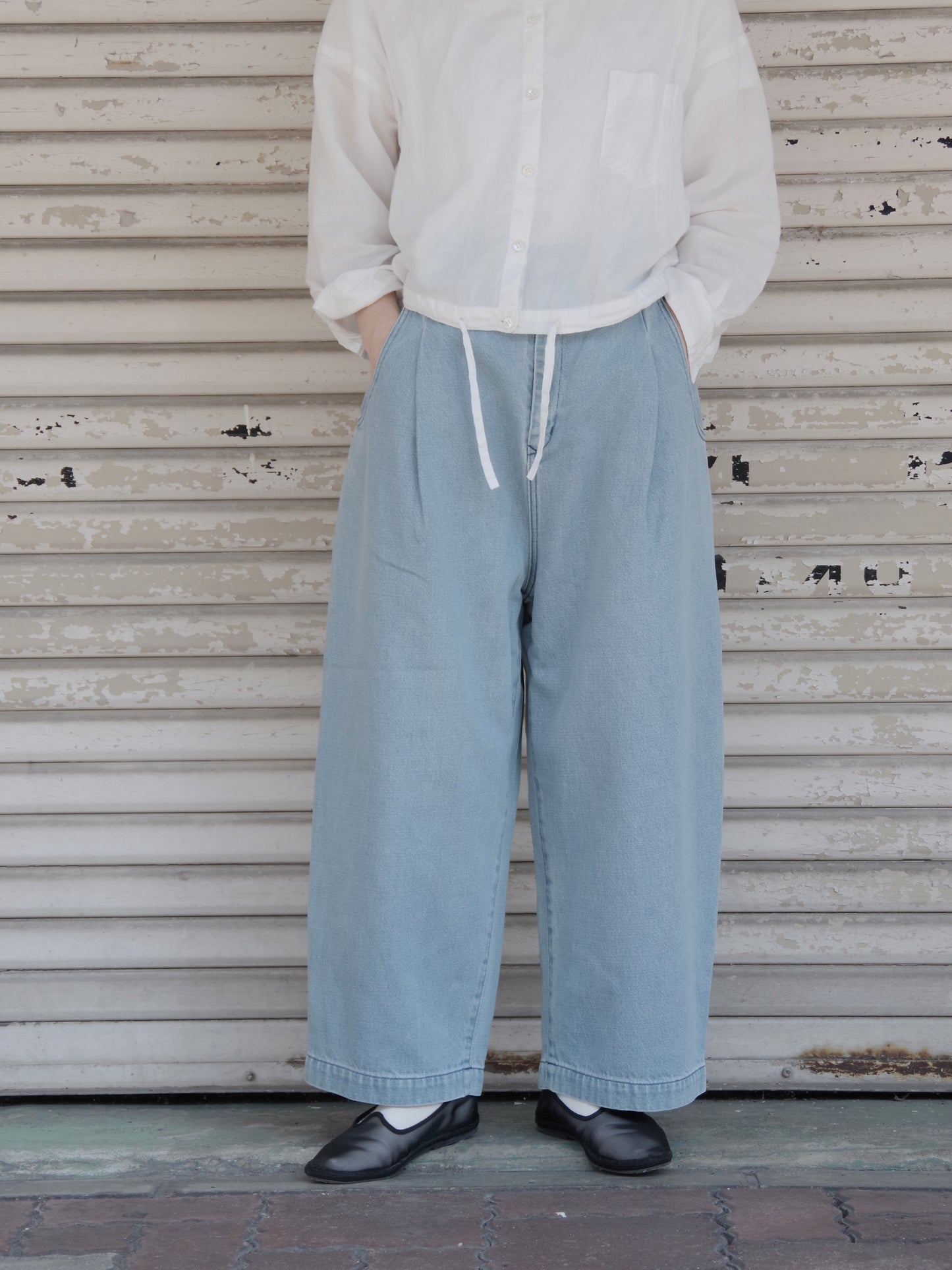 コットンデニムワイドタックパンツ | atelier naruse