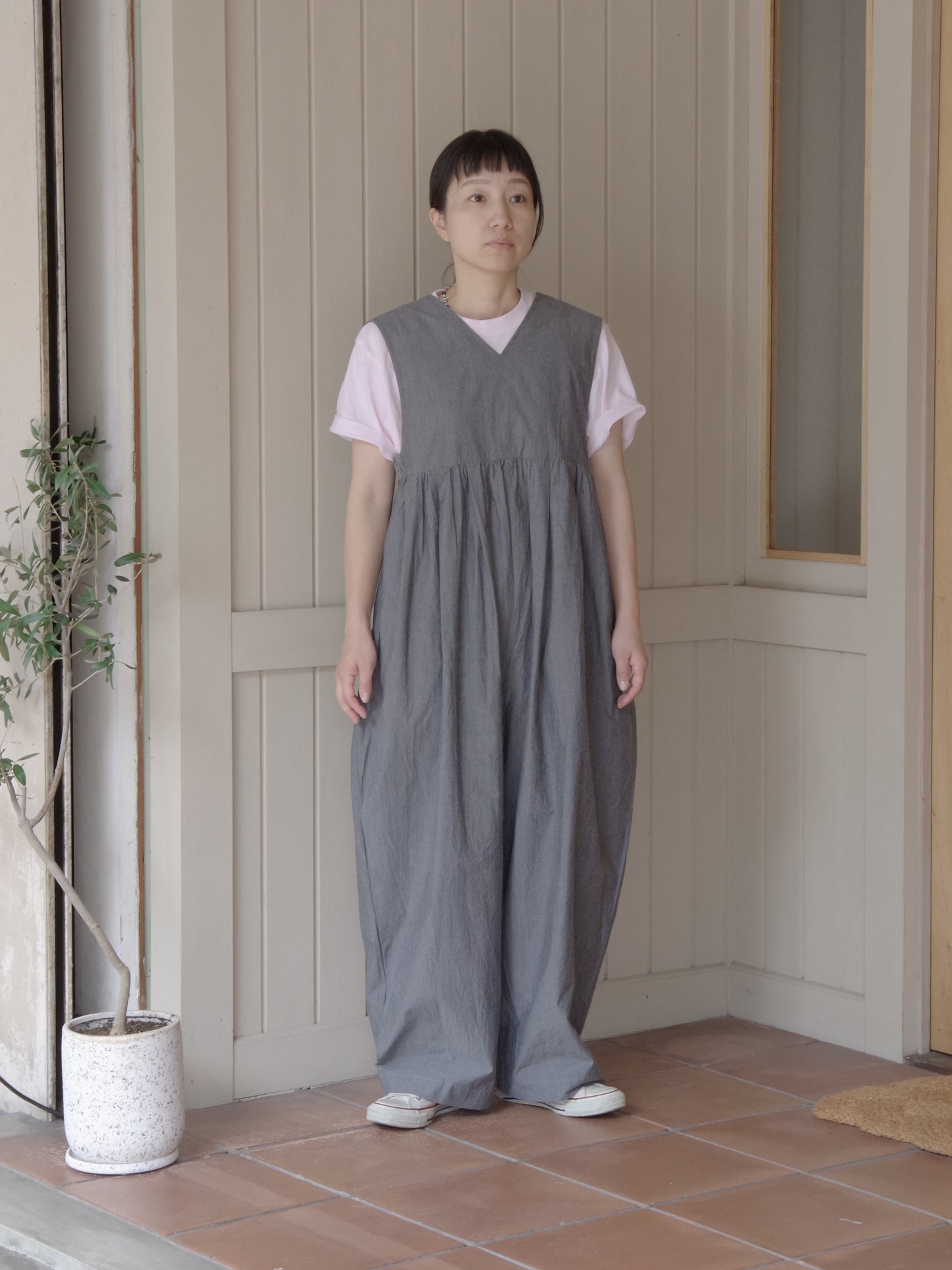 タイプライターVネックタックギャザーサロペット | UNIVERSALTISSU