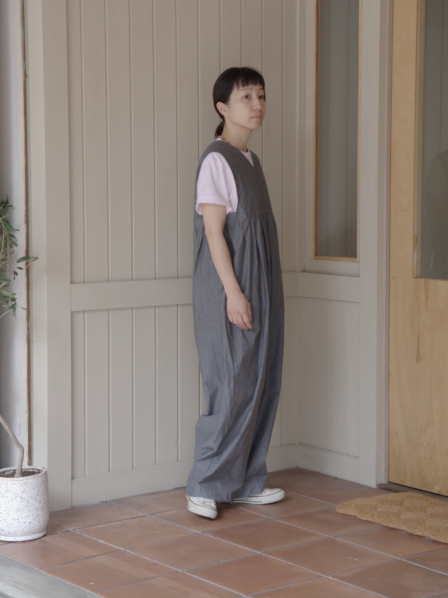 タイプライターVネックタックギャザーサロペット | UNIVERSALTISSU