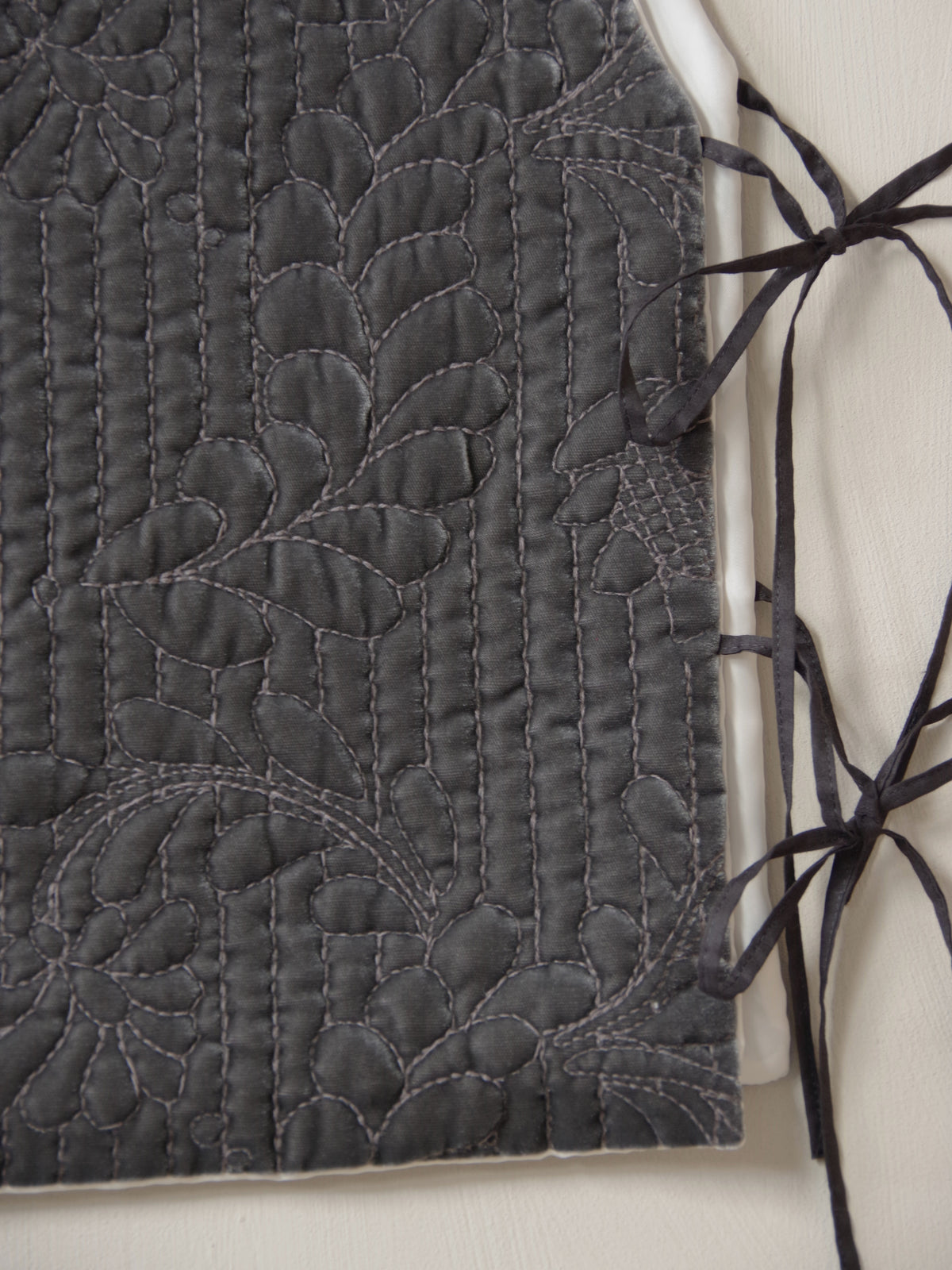 velvet quilt embroidery gilet | Heriter