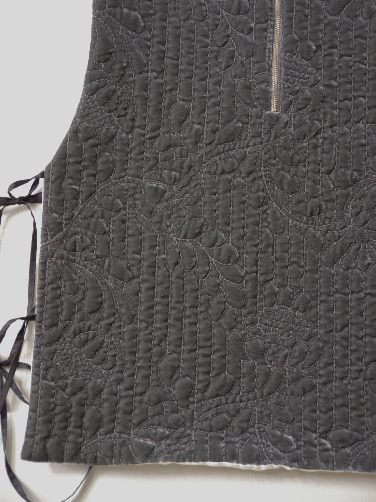 velvet quilt embroidery gilet | Heriter