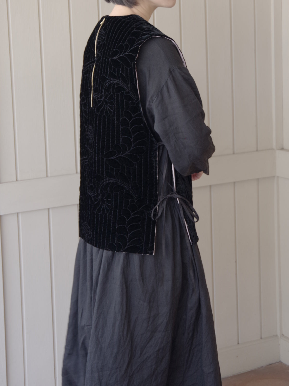 velvet quilt embroidery gilet | Heriter